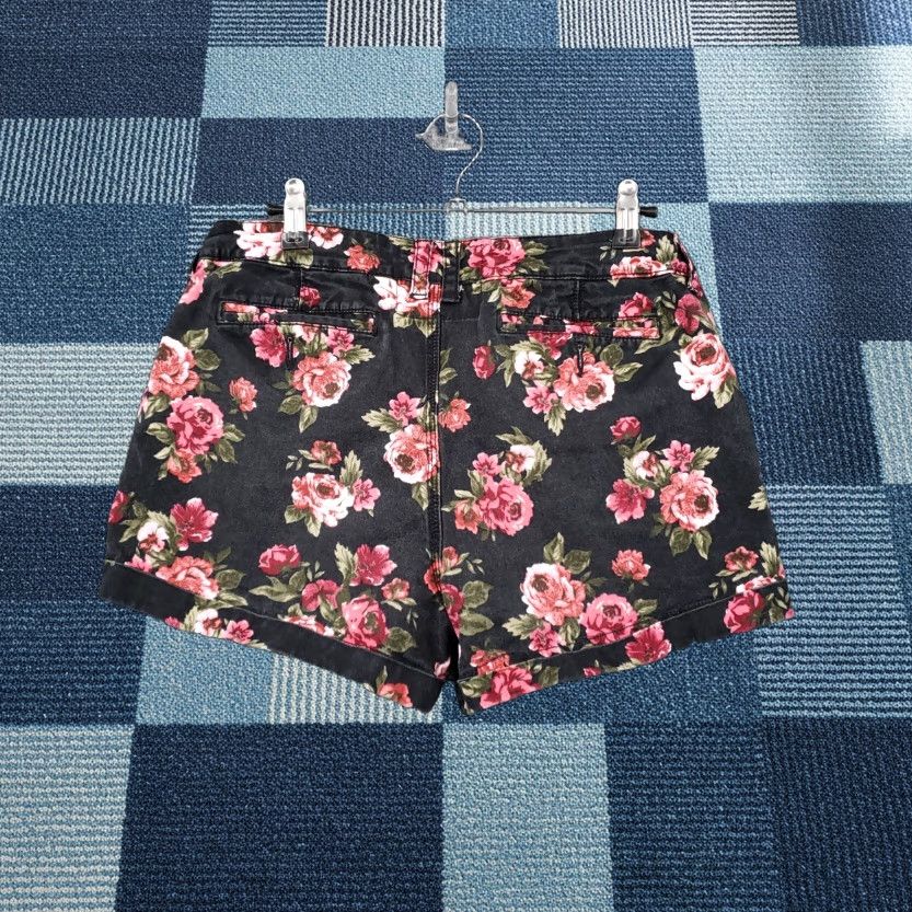 Superdry Superdry Shorts Womens M Medium Black Honolulu Floral Hot Pants Mid Rise Stretch Cotton Blend Twill Zip Pocket Casual Womens Size 32" / US 10 / IT 46 - 1 Thumbnail