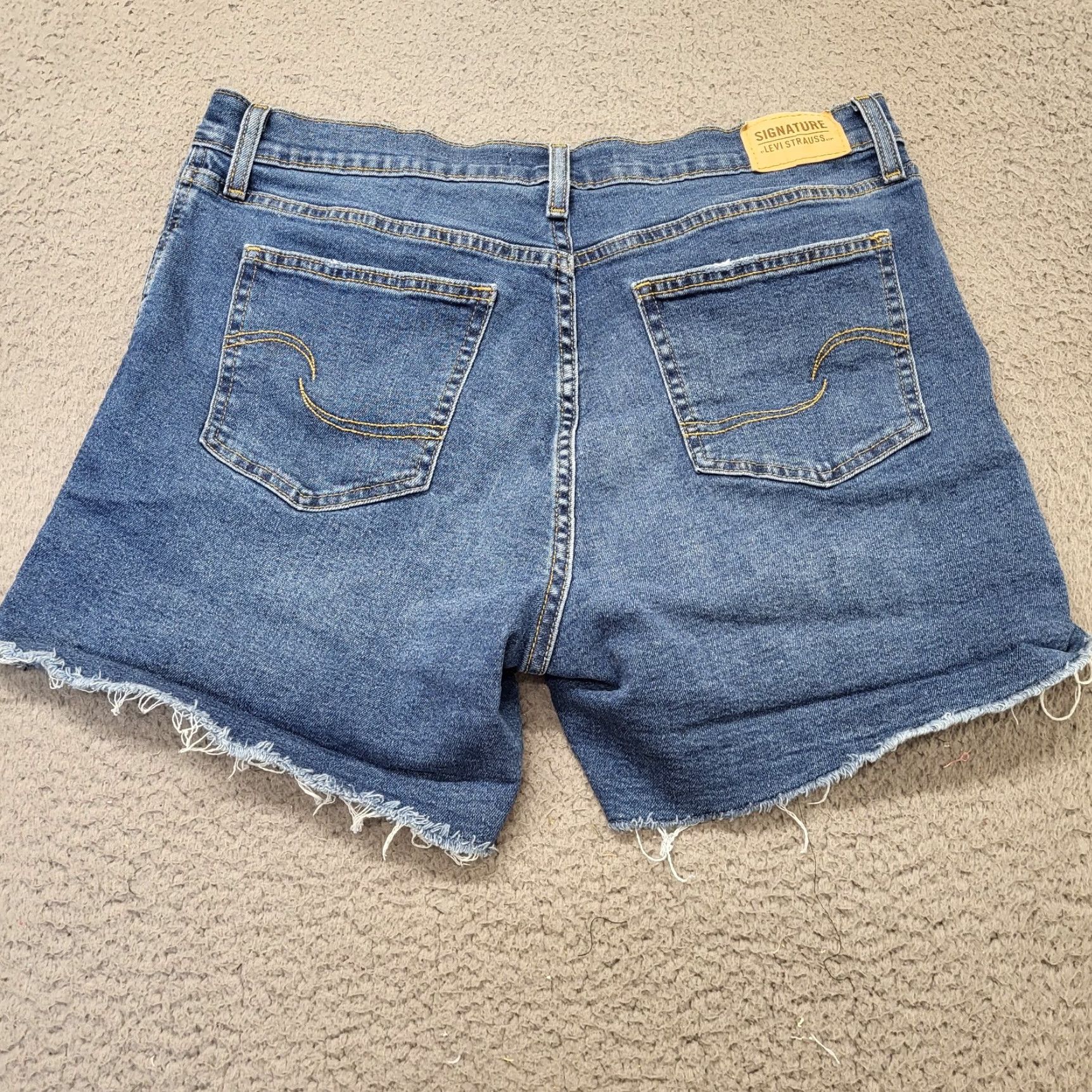 Levi's Levi's Signature Shorts Woman's 14 W32 Blue Denim Cut-Off Casual Womens Size 14 Blue Denim Comfort Stretch Pockets 5-Pocket Design Modern Size 36" / US 14 / IT 50 - 3 Thumbnail