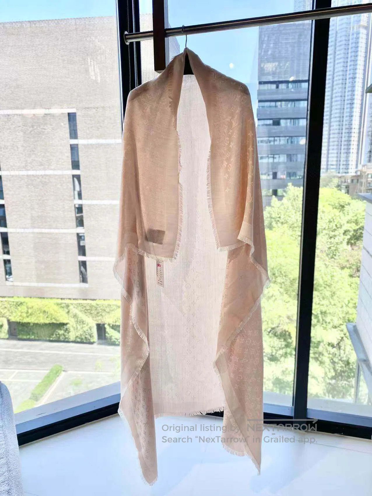 Louis Vuitton Louis Vuitton The old flower is full of printed shawls| Size ONE SIZE - 1 Thumbnail