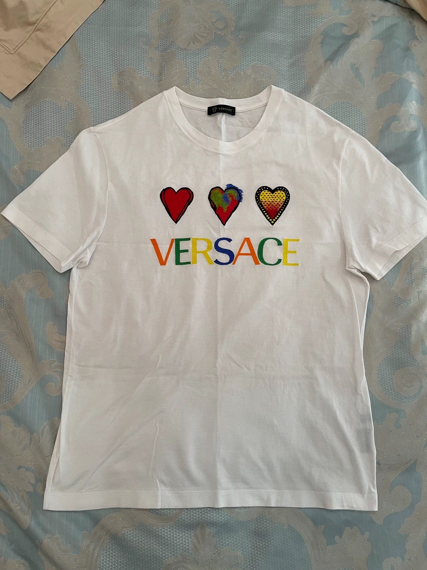 Versace Versace White Heart Gradient Embroidered Logo L Tee Size US L / EU 52-54 / 3 - 1 Thumbnail