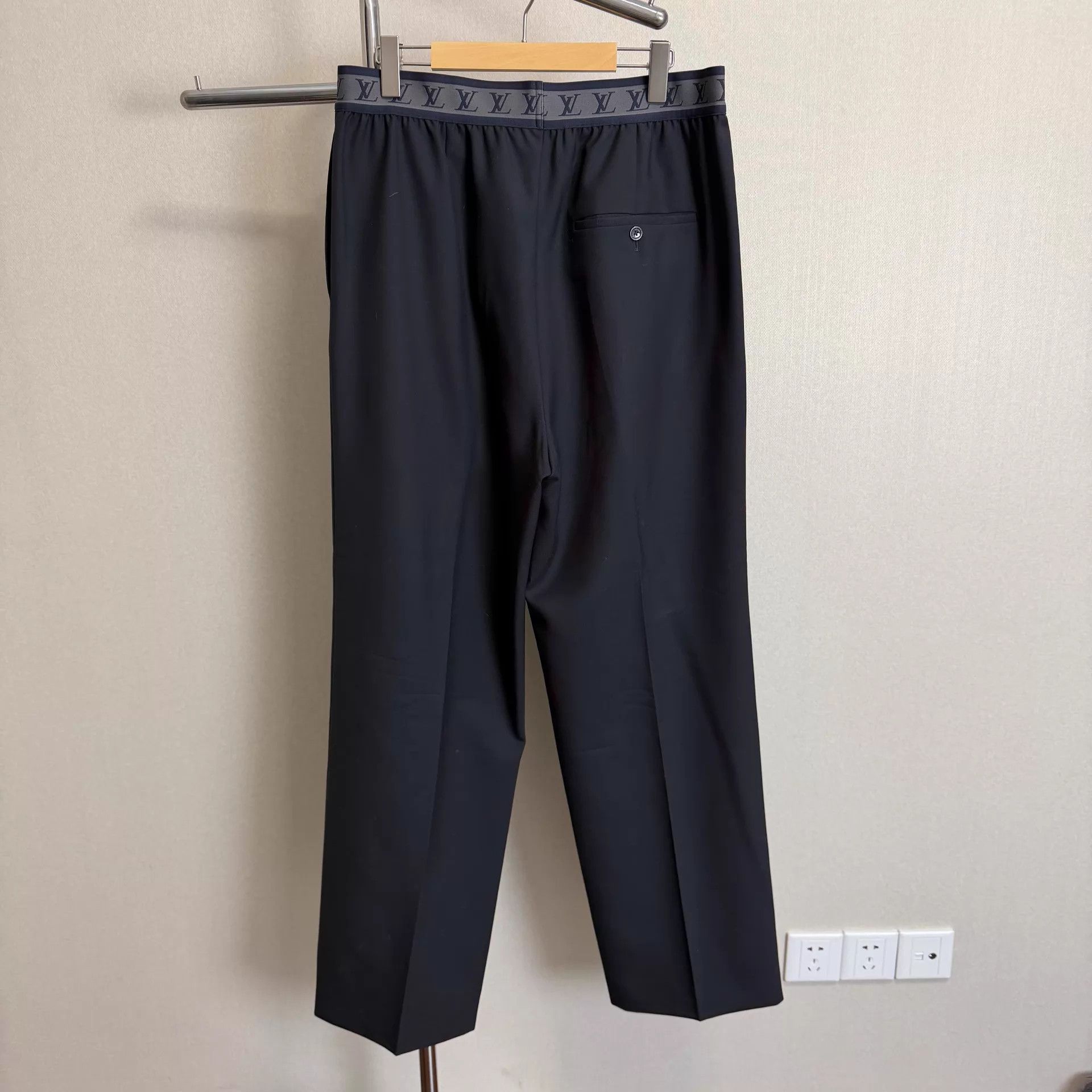 Louis Vuitton LOUIS VUITTON SS22 Wool Mid-Waist Loose Chino Black 44 Size US 28 / EU 44 - 2 Thumbnail
