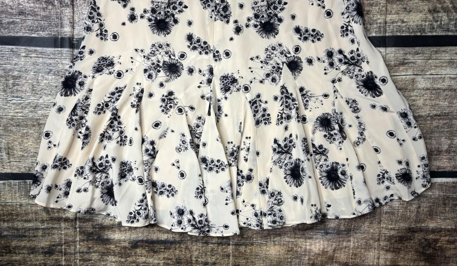 Club Monaco Club Monaco Skirt Womens Size 4 Silk Floral Pleated Skater Size 27" / US 4 / IT 40 - 7 Thumbnail
