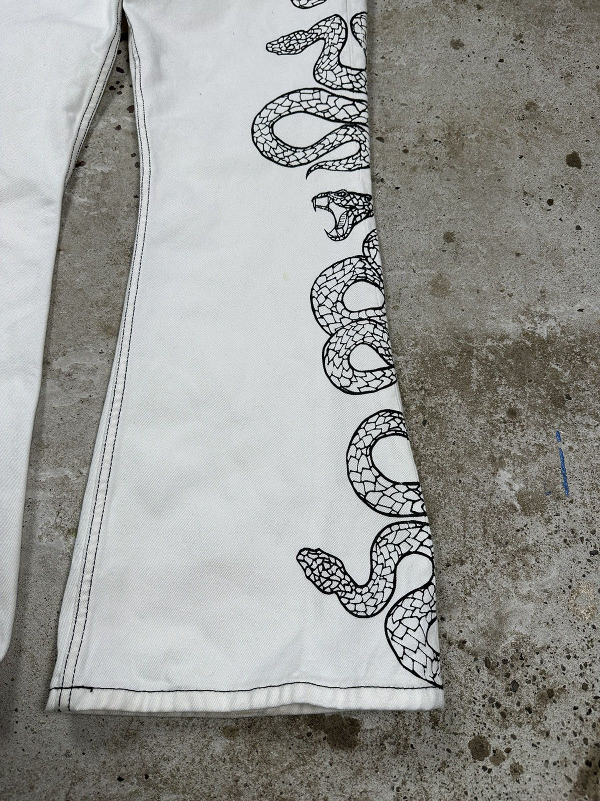 If Six Was Nine × Japanese Brand × Vintage Vintage White Bootcut Snake Print Flared Denim Pants Size US 32 / EU 48 - 3 Thumbnail