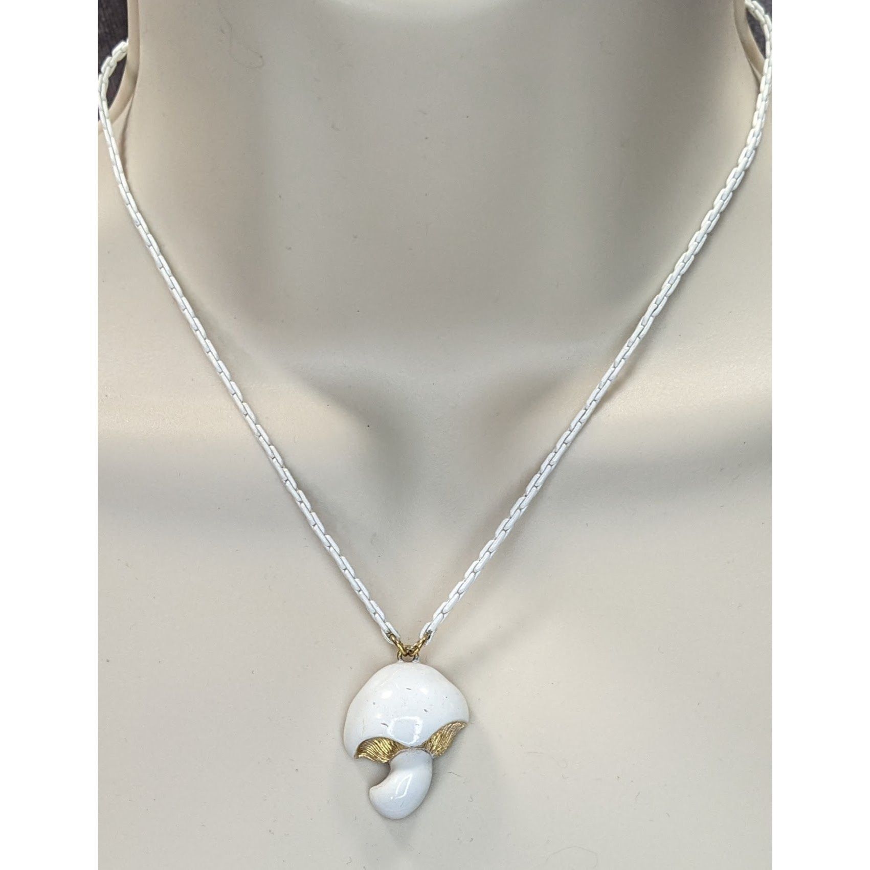 Monet Vintage Monet Cottagecore Mushroom White And Gold Pendant Ne Size ONE SIZE - 7 Thumbnail