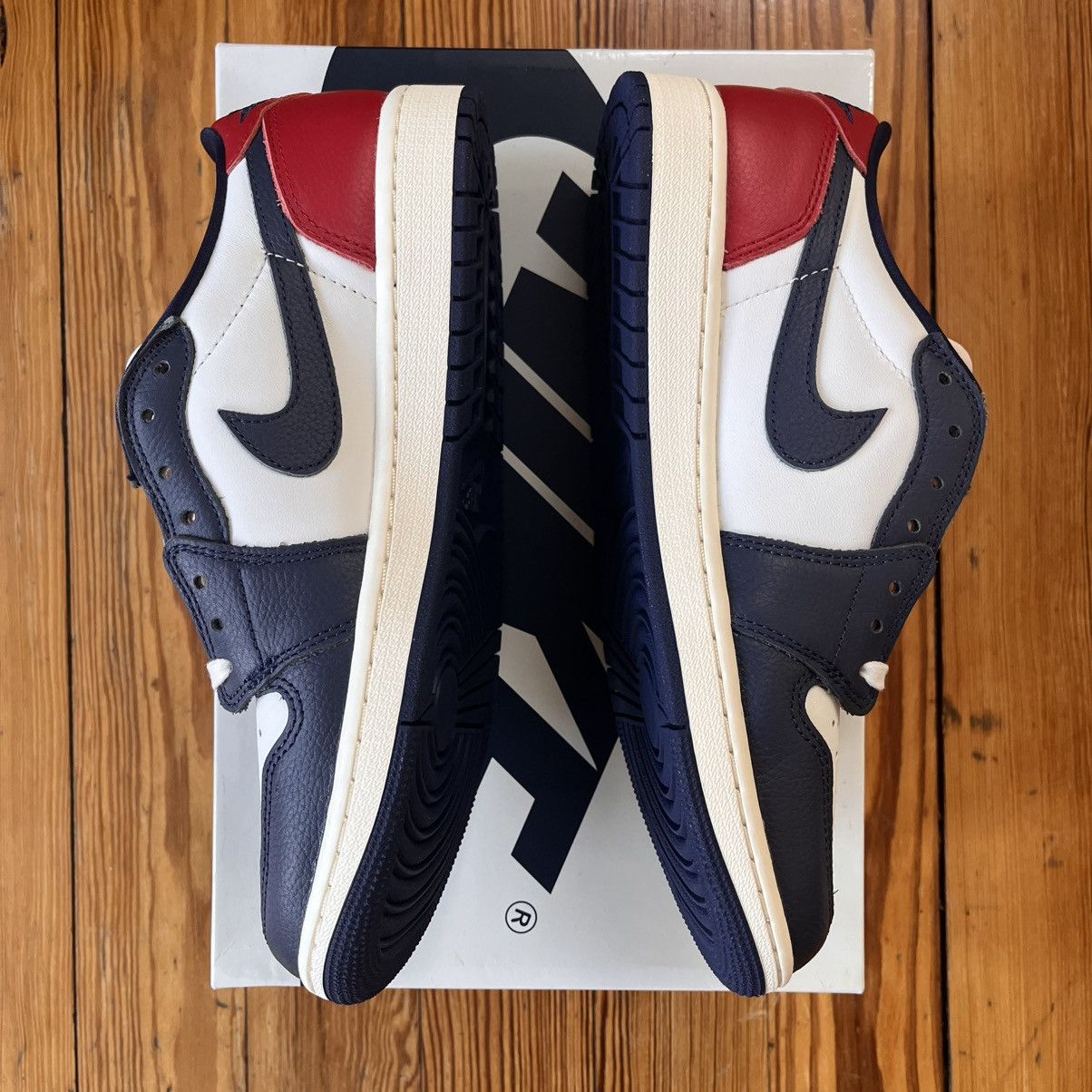 Nike New Air Jordan 1 Low OG Howard University SIZE 9.5 US MEN Size US 9.5 / EU 42-43 - 4 Thumbnail