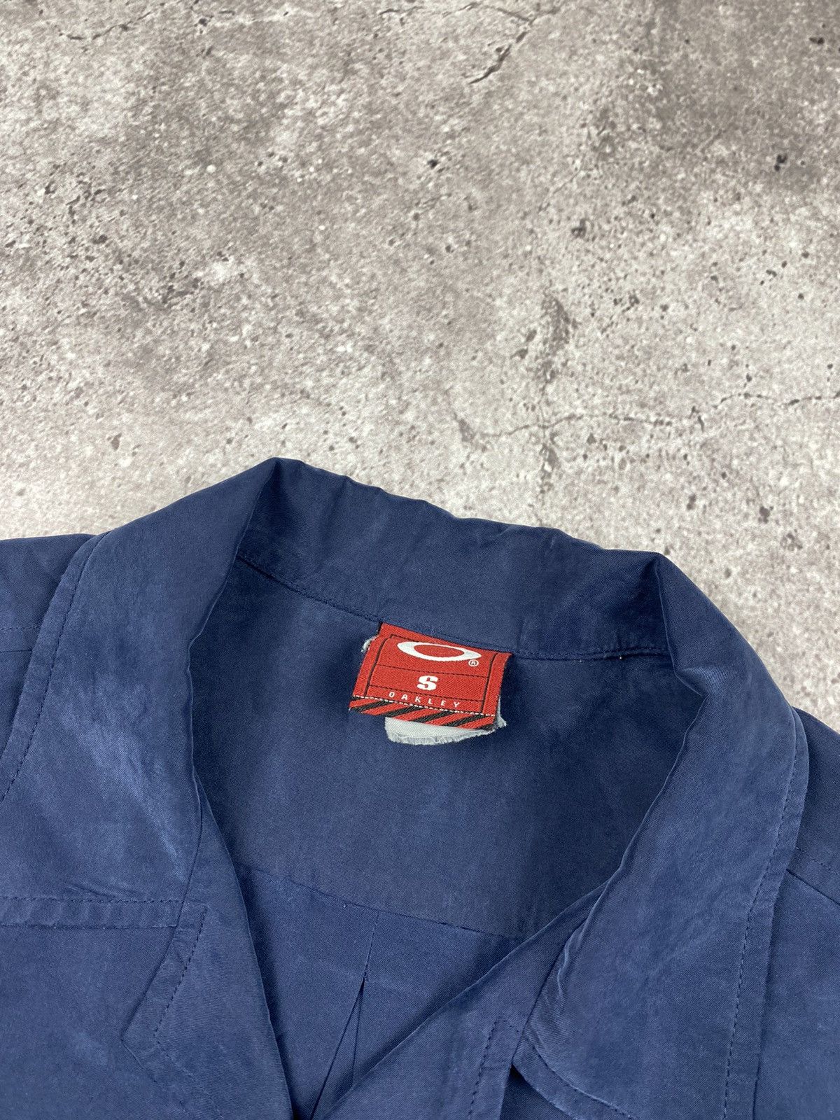 Oakley × Vintage Rare Vintage Oakley Metal Logo Wide Shirt Size US S / EU 44-46 / 1 - 3 Thumbnail