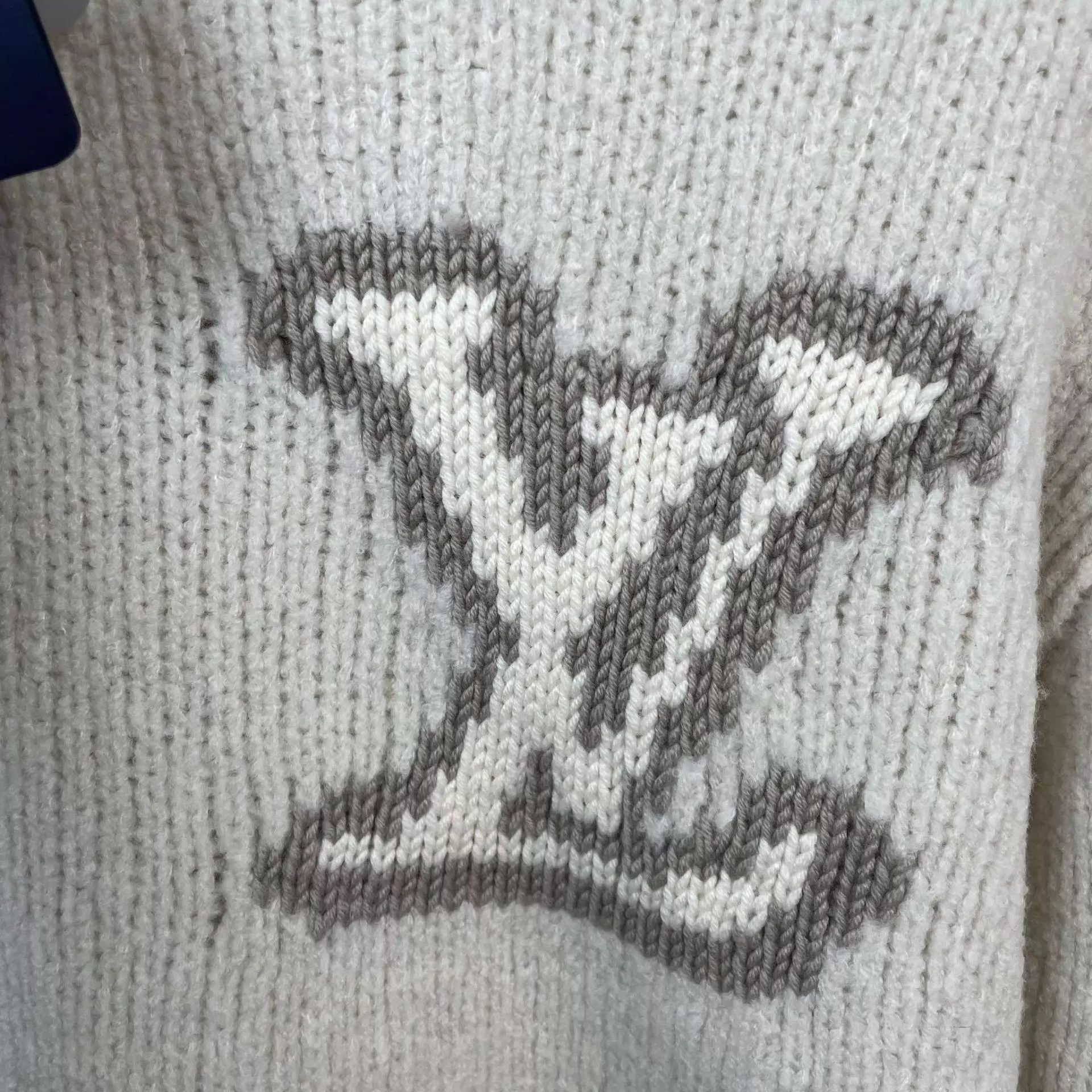 Louis Vuitton LV big logo white cashmere sweatshirt new with tags Size US XS / EU 42 / 0 - 3 Thumbnail