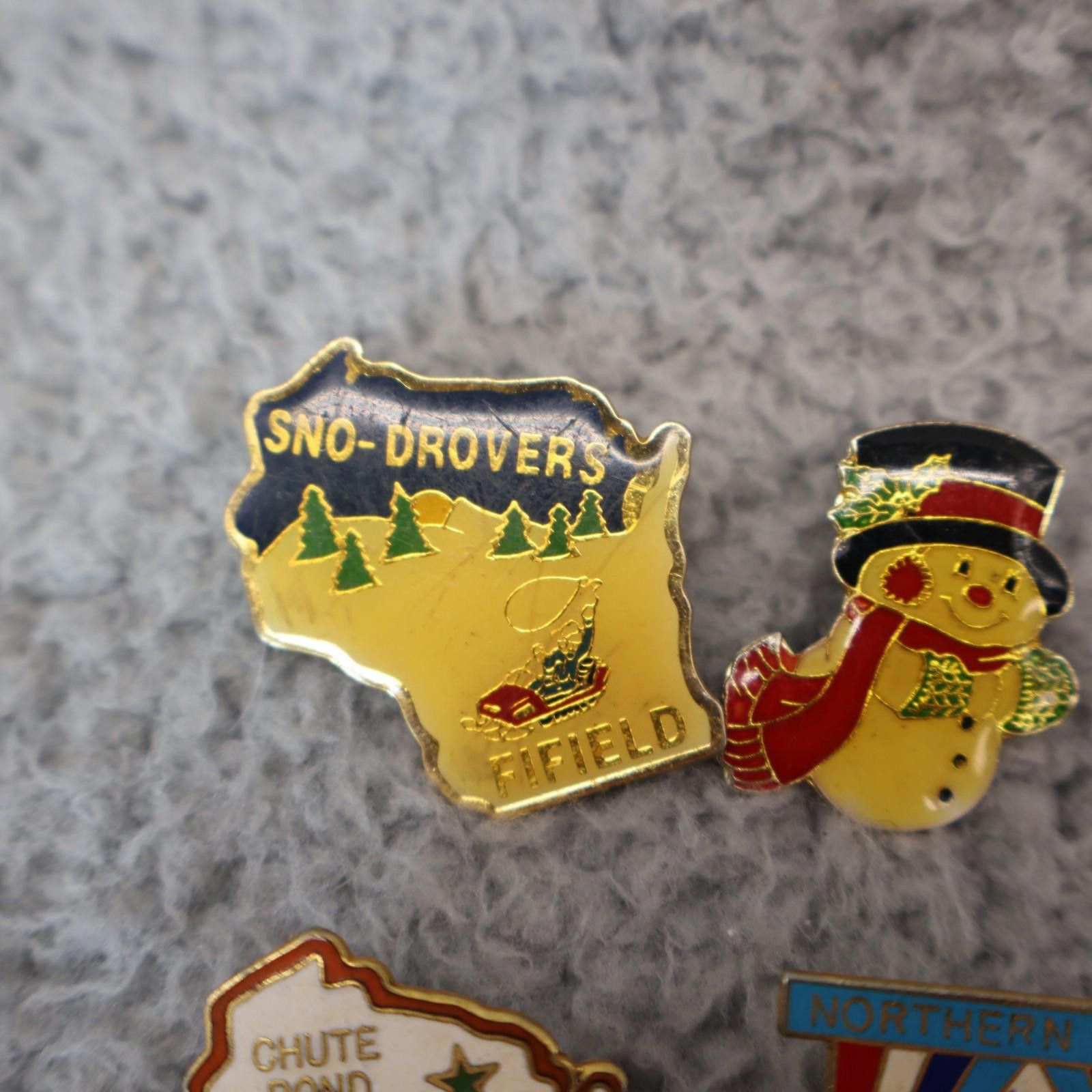 The Unbranded Brand 7 Piece Vtg Pin Lot Ski Sno-Devils Snowmobile Club Mountain Size ONE SIZE - 2 Thumbnail