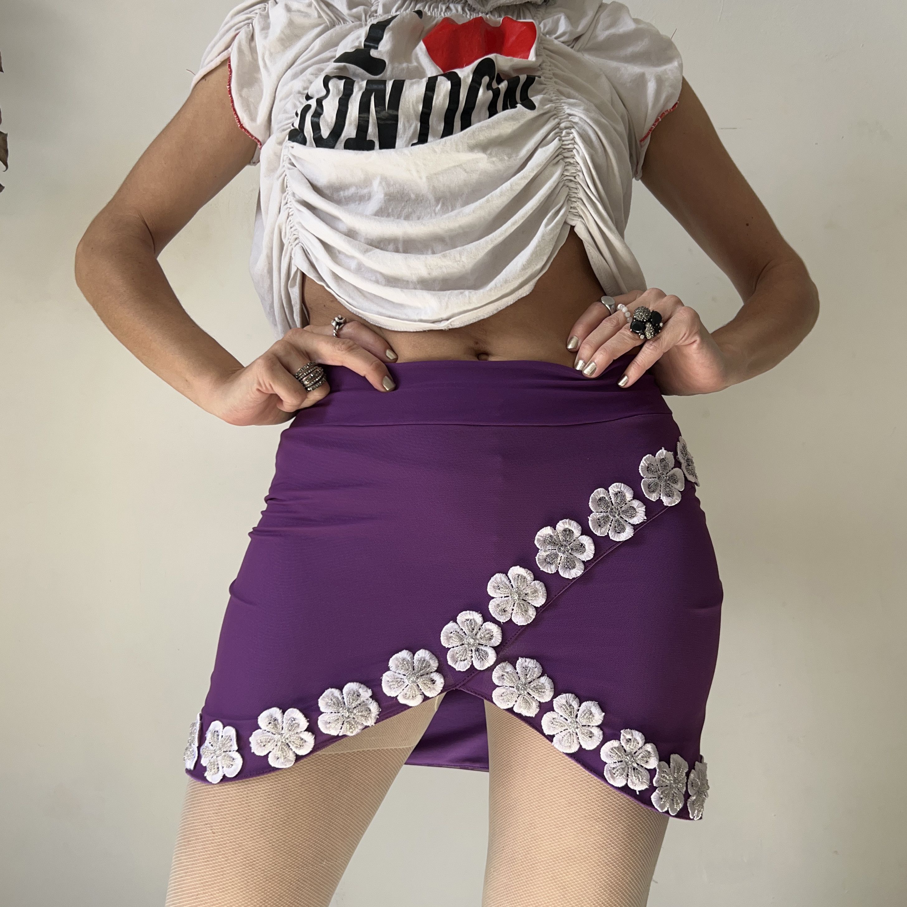 Vintage Vintage Y2K Purple Wrap Mini Skirt with Floral Appliqué Size 27" / US 4 / IT 40 - 3 Thumbnail