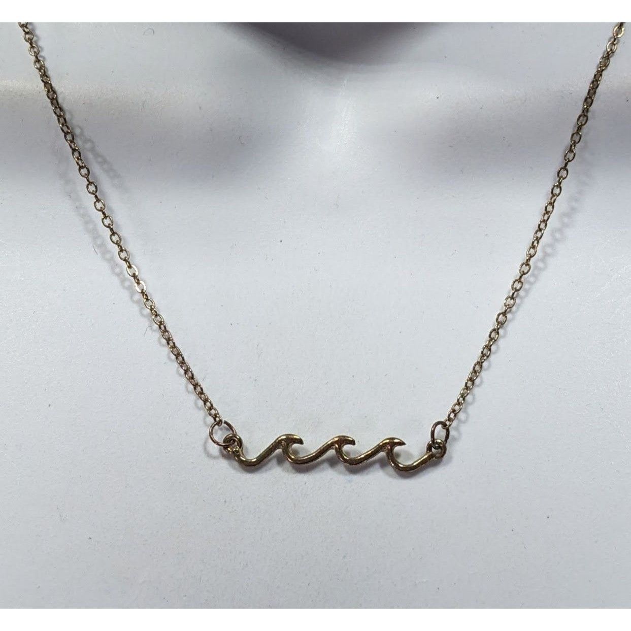 Other Minimalist Beachy Gold Tone Wave Pendant Necklace Size ONE SIZE - 4 Thumbnail