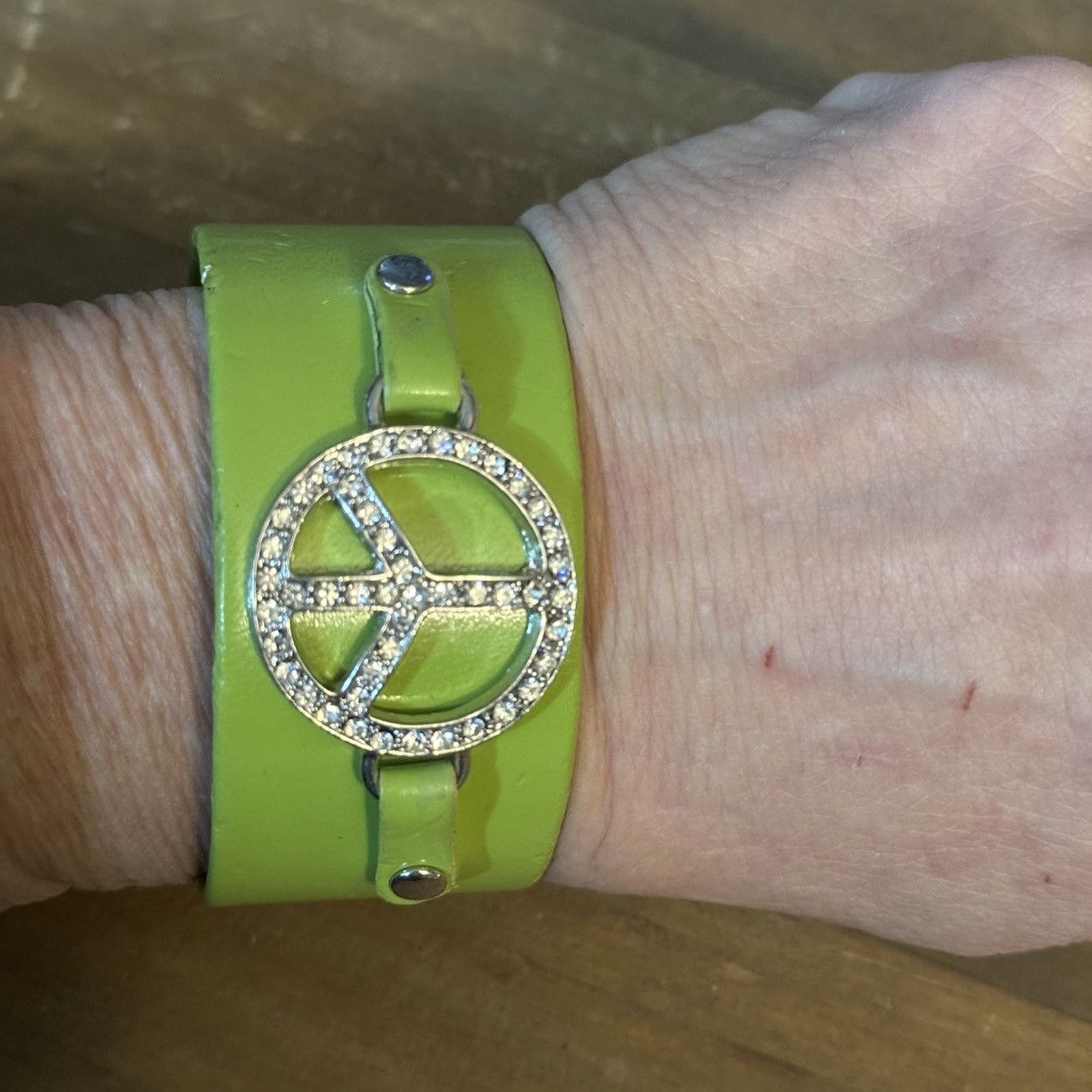 Other Green leather rhinestone peace sign cuff bracelet Size ONE SIZE - 5 Thumbnail