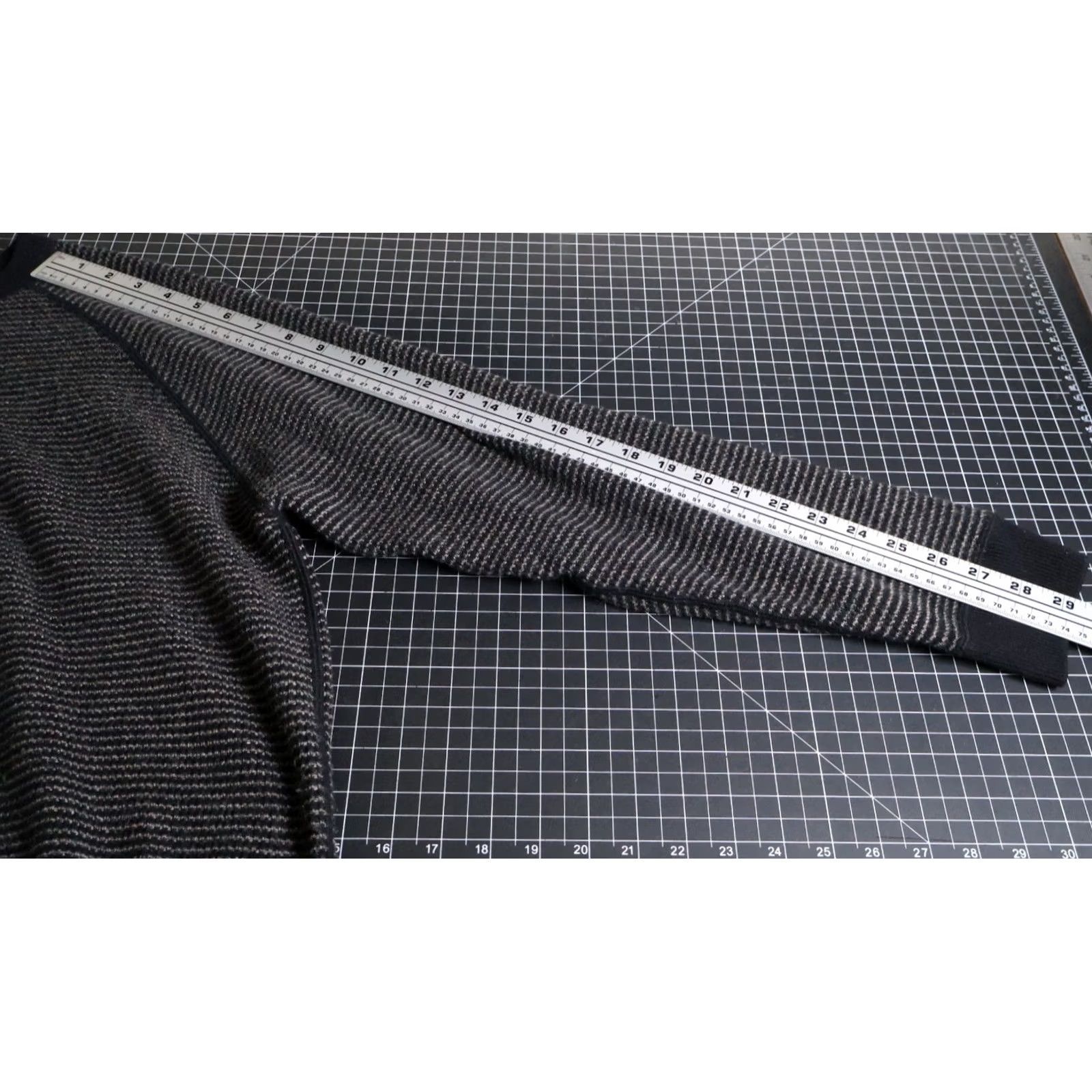 Neiman Marcus VINTAGE: No — Neiman Marcus Cashmere Sweater Men’s Large Black Stripe Lightweight Crewneck Size US L / EU 52-54 / 3 - 7 Thumbnail