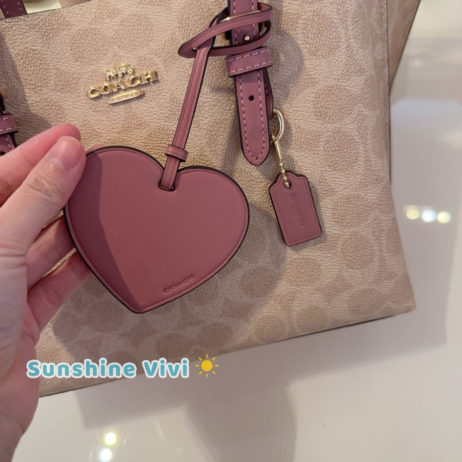 Coach NWT Coach Mollie Tote Bag 25 Heart Charm Sand Peony CDF03 Size ONE SIZE - 2 Thumbnail