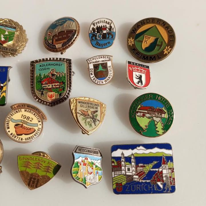 Vintage Vintage Europe PIN Enamel Metal steel Copyrigt 1970s 1980s Size ONE SIZE - 2 Thumbnail