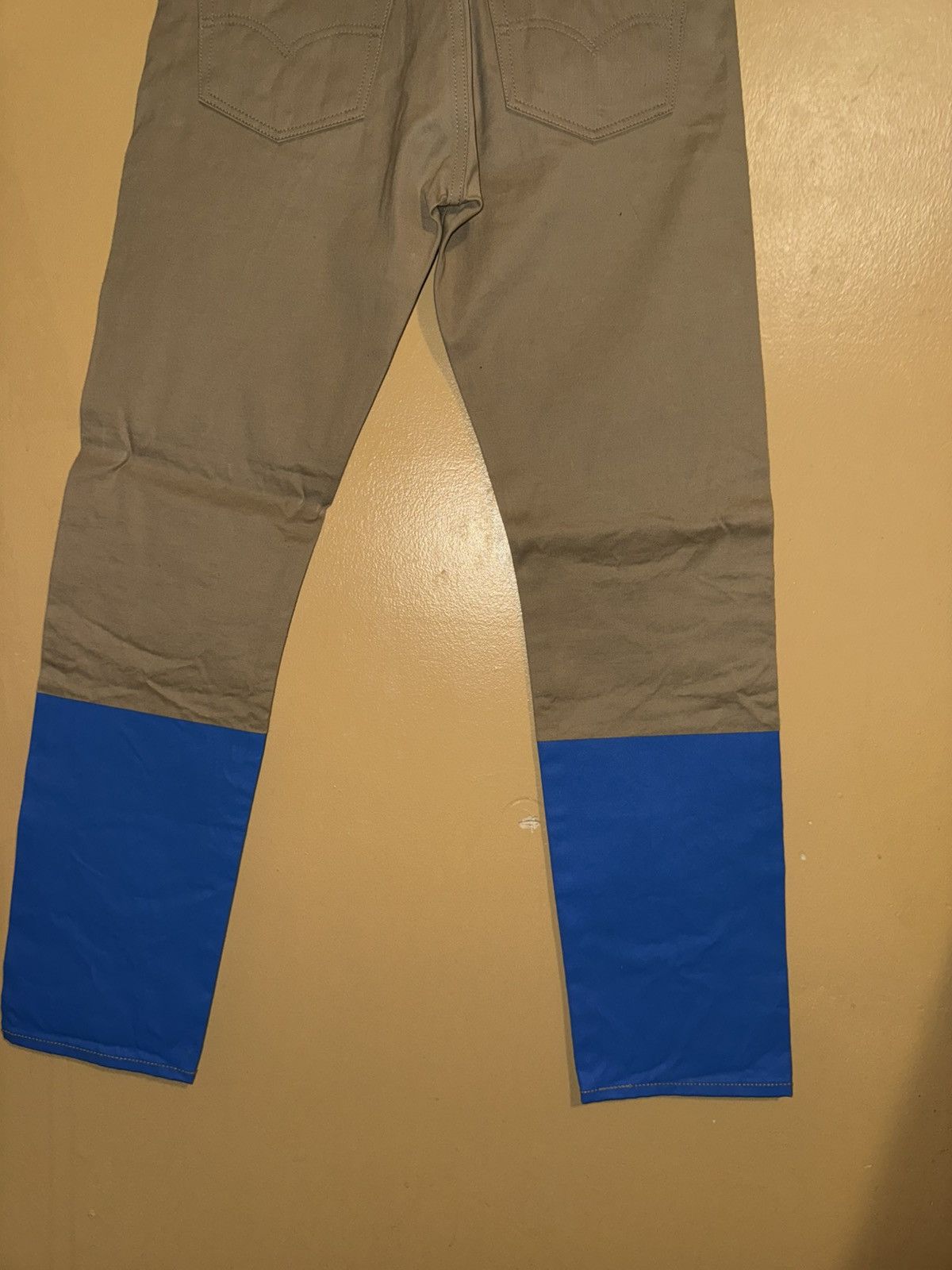 Levi's Levi’s khaki with royal blue color block legs nwot32/32 rare Size US 32 / EU 48 - 7 Thumbnail