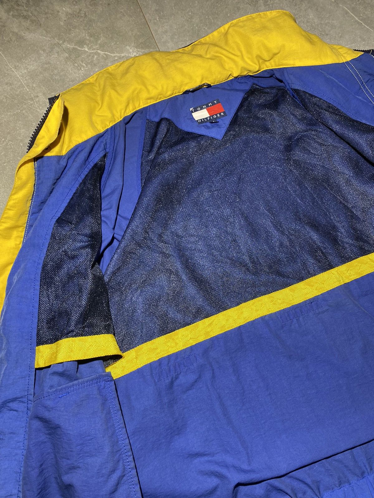 Tommy Hilfiger × Vintage Vintage Tommy Hilfiger Windbreaker Jacket Size US M / EU 48-50 / 2 - 8 Thumbnail