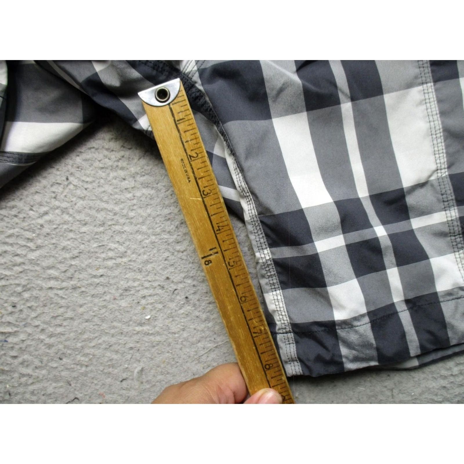 Lululemon Lululemon Shorts Womens 4 Gray Plaid Elastic Waist Quick Dry Swim Board Size 27" / US 4 / IT 40 - 6 Thumbnail