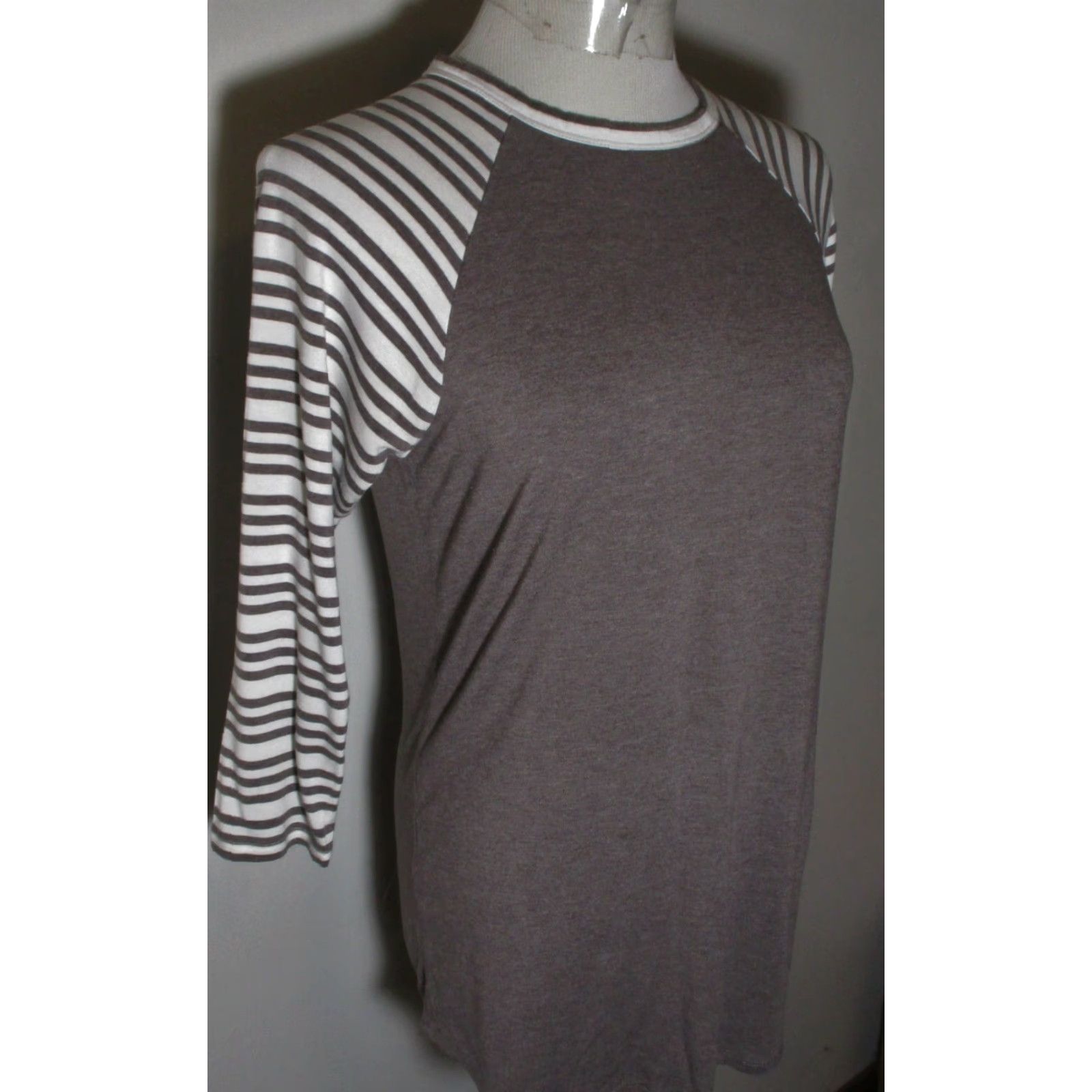 Vintage LULAROE Top Women Taupe Rayon Stretch 3/4 Sleeve Size S Size S / US 4 / IT 40 - 3 Thumbnail