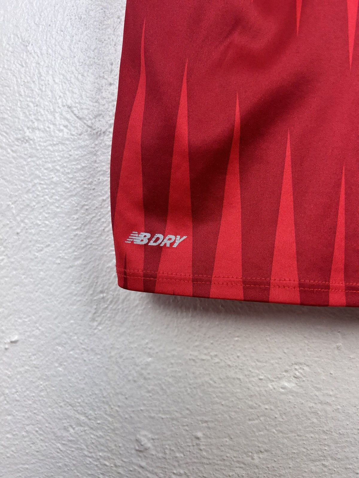 New Balance New Balance x Liverpool Training Betvictor Soccer Jersey Red Size US S / EU 44-46 / 1 - 4 Thumbnail
