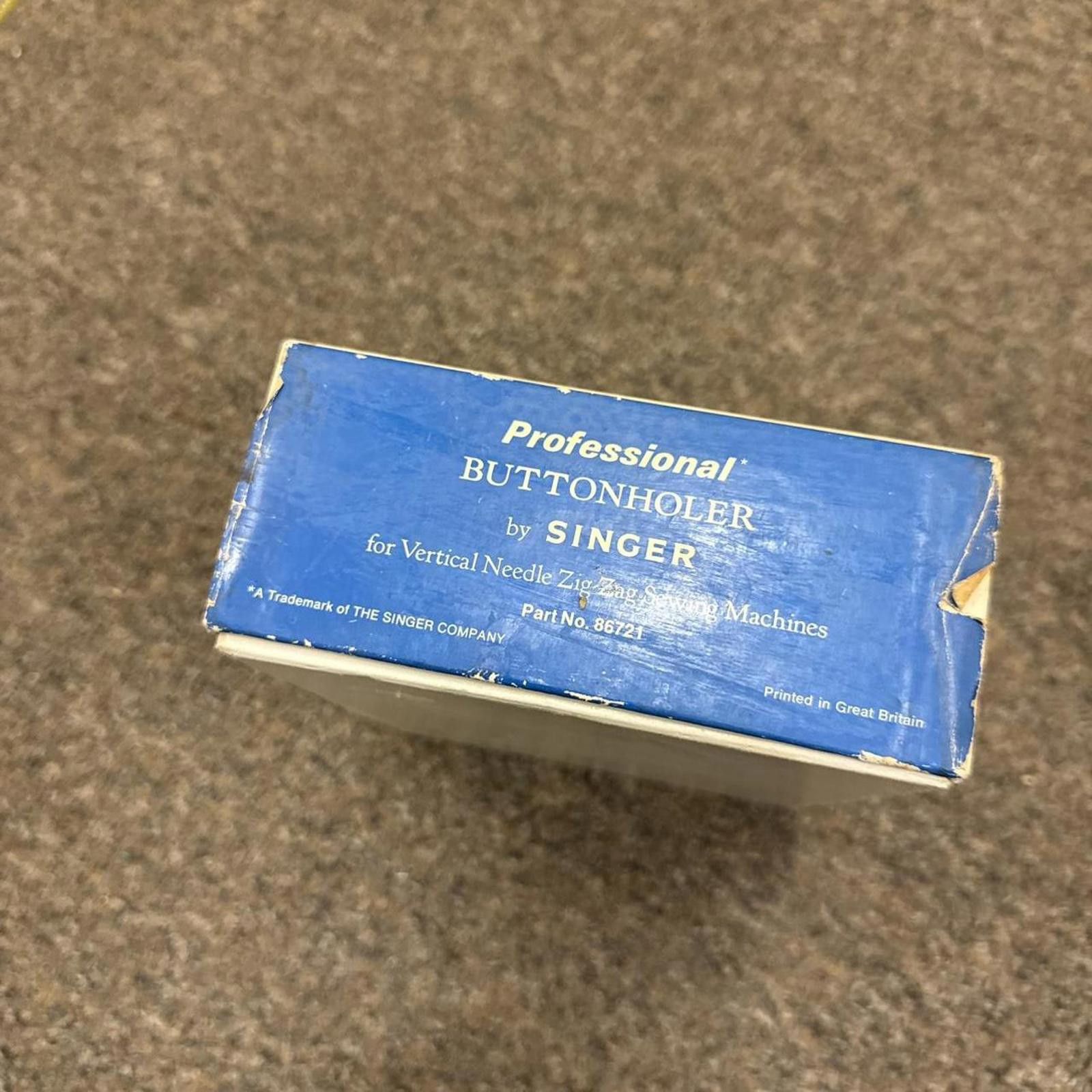 Other SINGER Professional Buttonholder in Box Size ONE SIZE - 5 Thumbnail