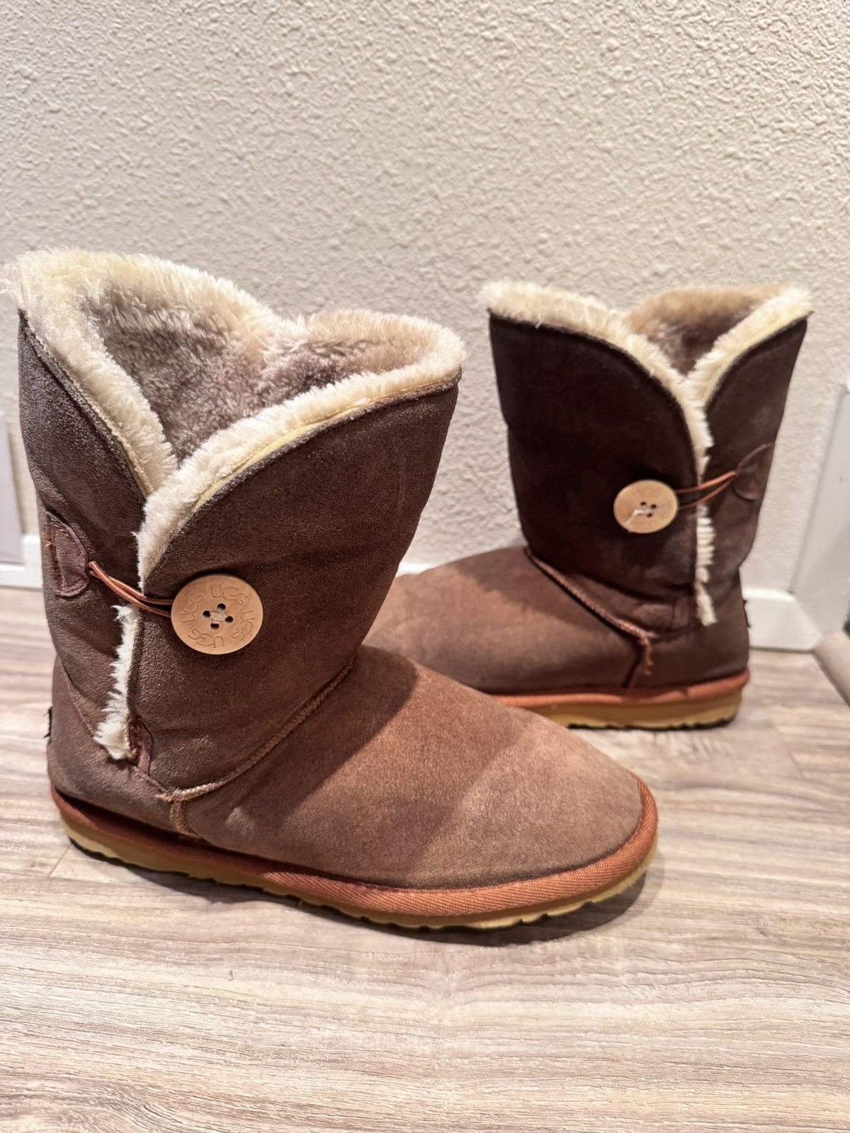 Ugg UGG 5803 Bailey Button II Sheepskin Boots Chestnut Brown Size US 9 / IT 39 - 6 Thumbnail