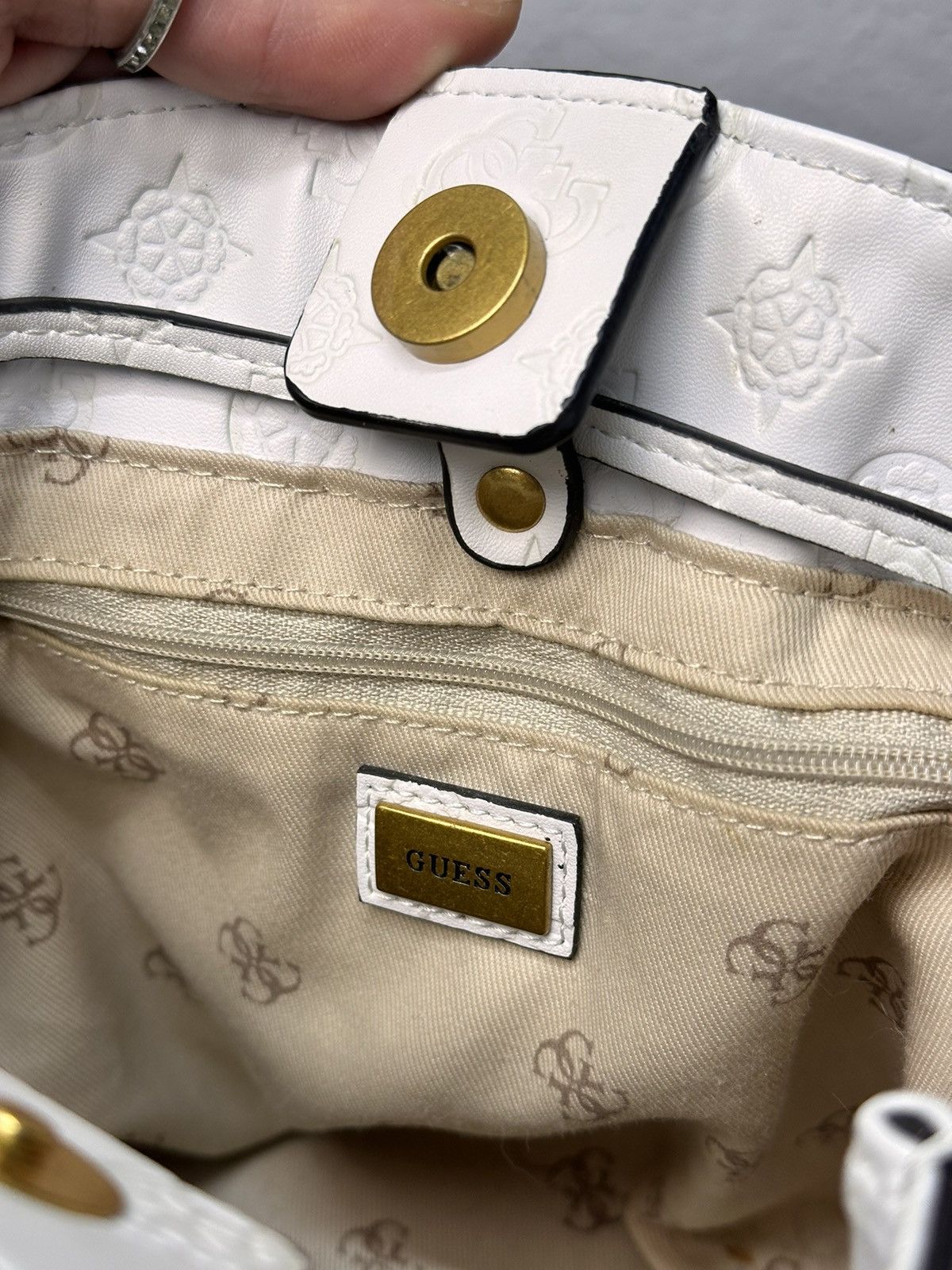 Guess Guess White Monogram Bucket Bag Gold Hardware Y2K Style Size ONE SIZE - 18 Thumbnail