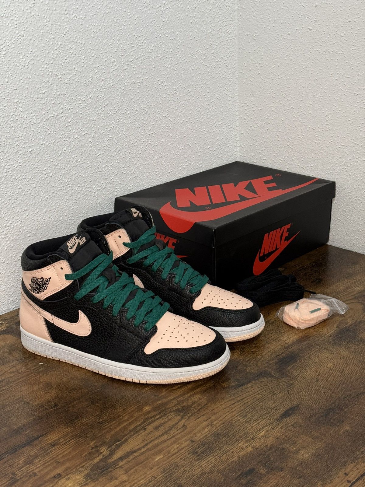 Jordan Brand × Nike Nike Air Jordan 1 Retro High Black Crimson Tint size 9.5 Size US 9.5 / EU 42-43 - 1 Thumbnail
