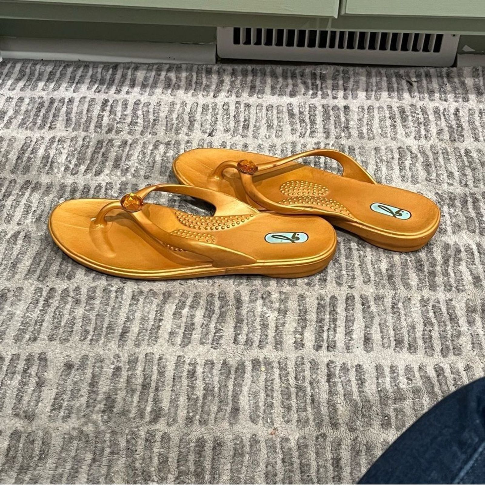 Vintage Oka B Flip Flops Sandals Side Heel Cup Gold Size 8 Size US 8 / IT 38 - 3 Thumbnail
