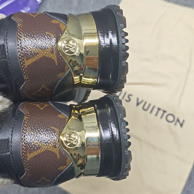 Louis Vuitton Louis Vuitton Run Away Casual Sneakers for Women -2505 Size US 6 / IT 36 - 7 Thumbnail