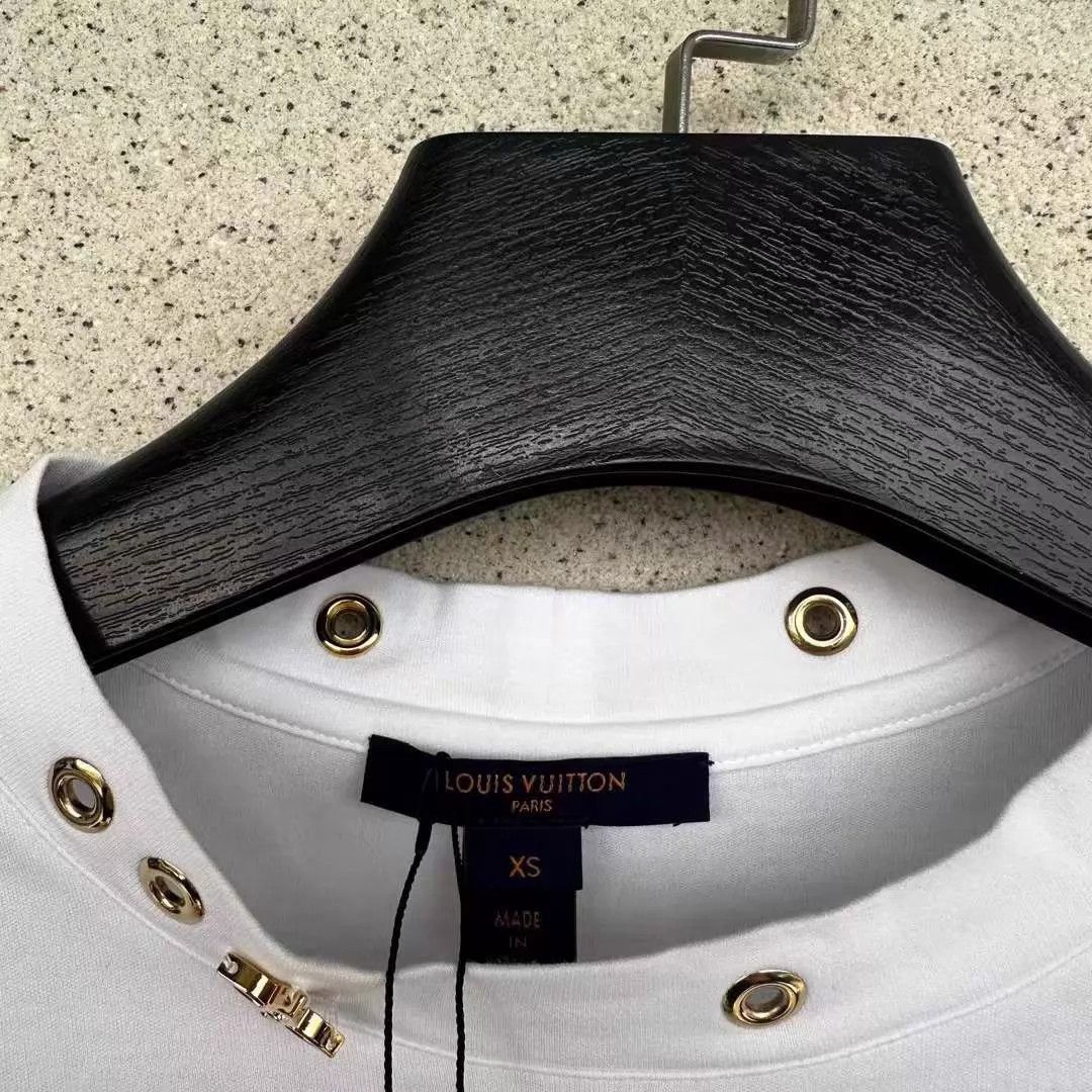 Louis Vuitton LV Neck Metal Logo Short Sleeve Tee XS 95 New Size XS / US 0-2 / IT 36-38 - 2 Thumbnail