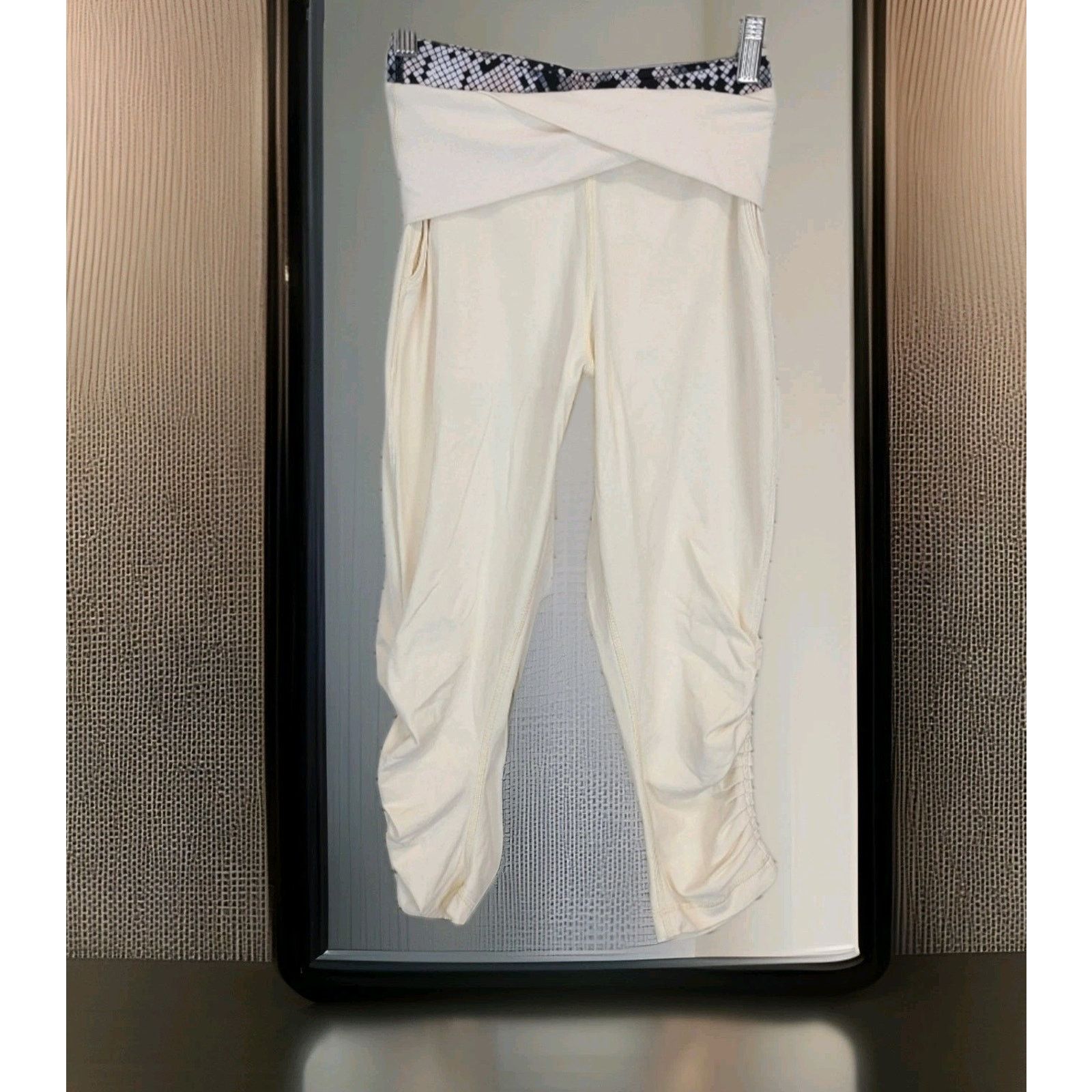 Lululemon Lululemon Sunset Salutation Capris Leggings Fold Waist 2 Size 26" / US 2 / IT 38 - 8 Thumbnail