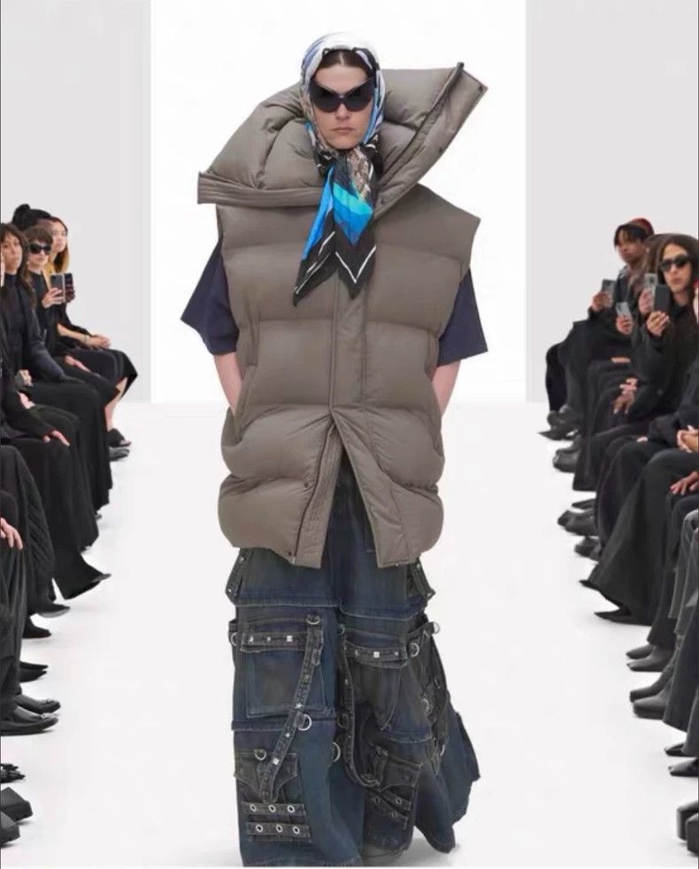 Balenciaga 22 SS show big collar down vest 2504-Nextarrow