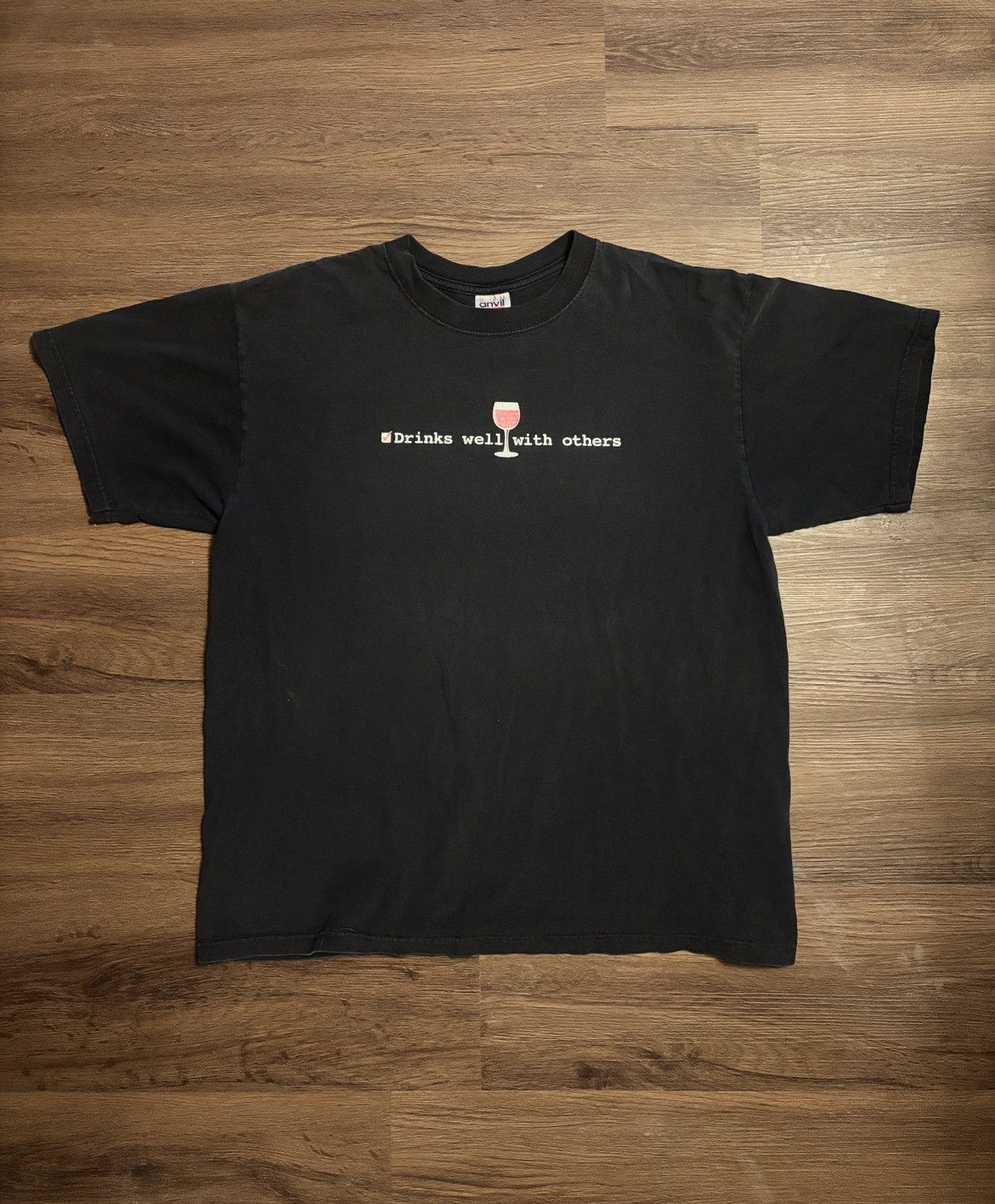 Anvil × Vintage Vintage funny “Drinks well with others” graphic t-shirt Size US L / EU 52-54 / 3 - 1 Thumbnail