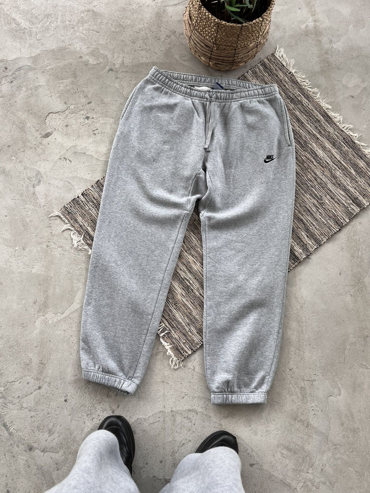 Nike Vintage Nike Grey Y2K Oversize Wide Sweatpants Joggers Size US 38 / EU 54 - 1 Thumbnail