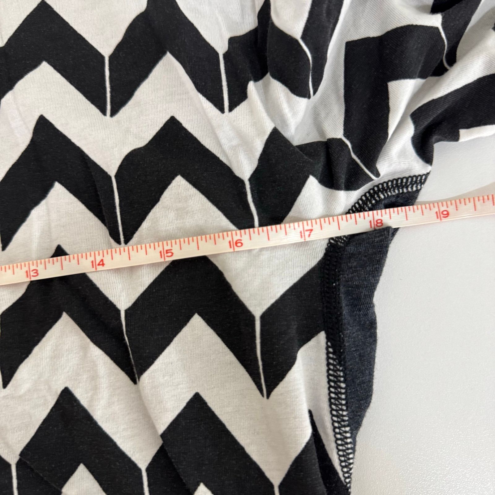 Lululemon Lululemon Devotion Short Sleeve Tee Arrow Chevron White Blac Size S / US 4 / IT 40 - 8 Thumbnail