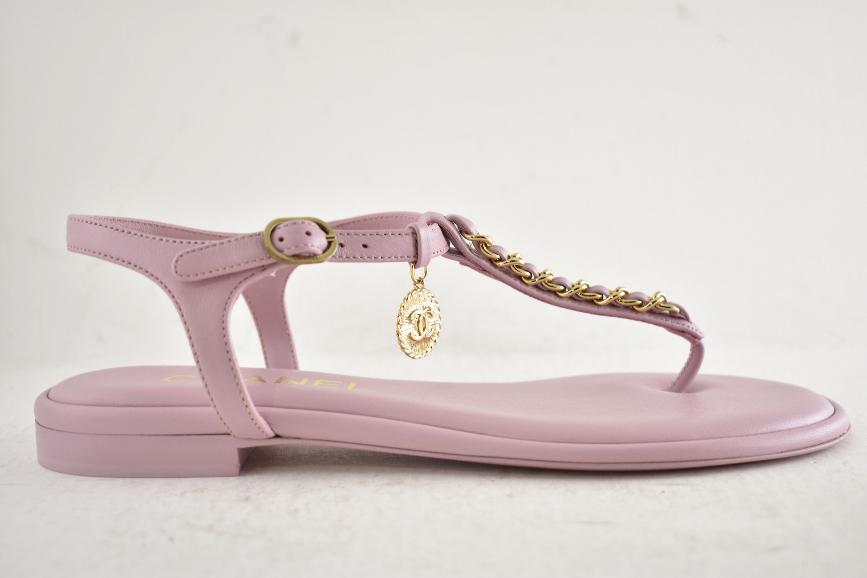 Chanel Chanel 24B Lilac Pink Gold CC Logo Flat Thong Sandal 39.5 Size US 9.5 / IT 39.5 - 2 Thumbnail