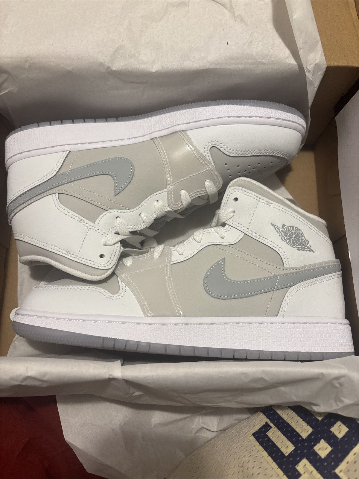 Air jordan 1 mid SE BG size 6 1/2 never worn