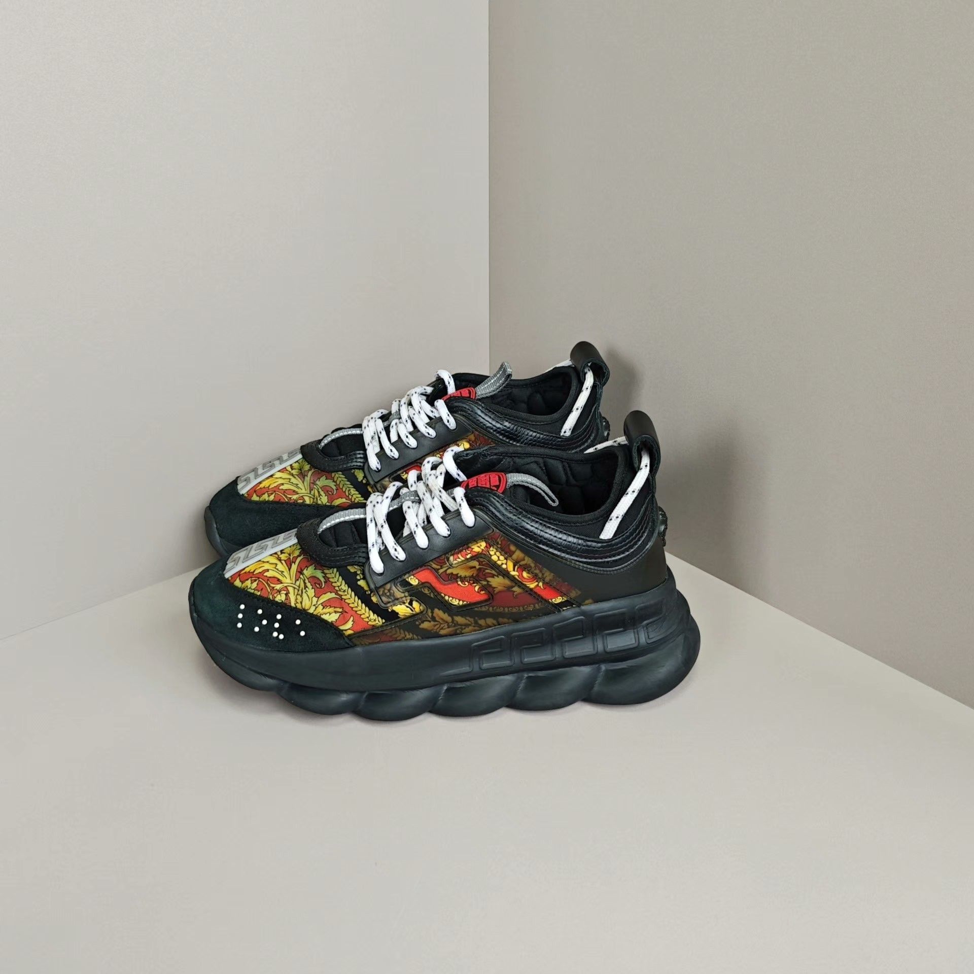 Versace Versace Lowtop Sneakers 6 Men Size US 6 / EU 39 - 1 Thumbnail