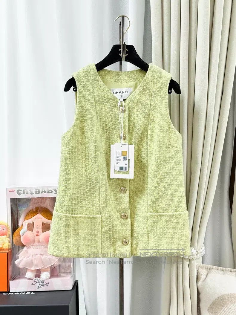 Chanel Chanel Gold buckle vest jacket Size XS / US 0-2 / IT 36-38 - 1 Thumbnail