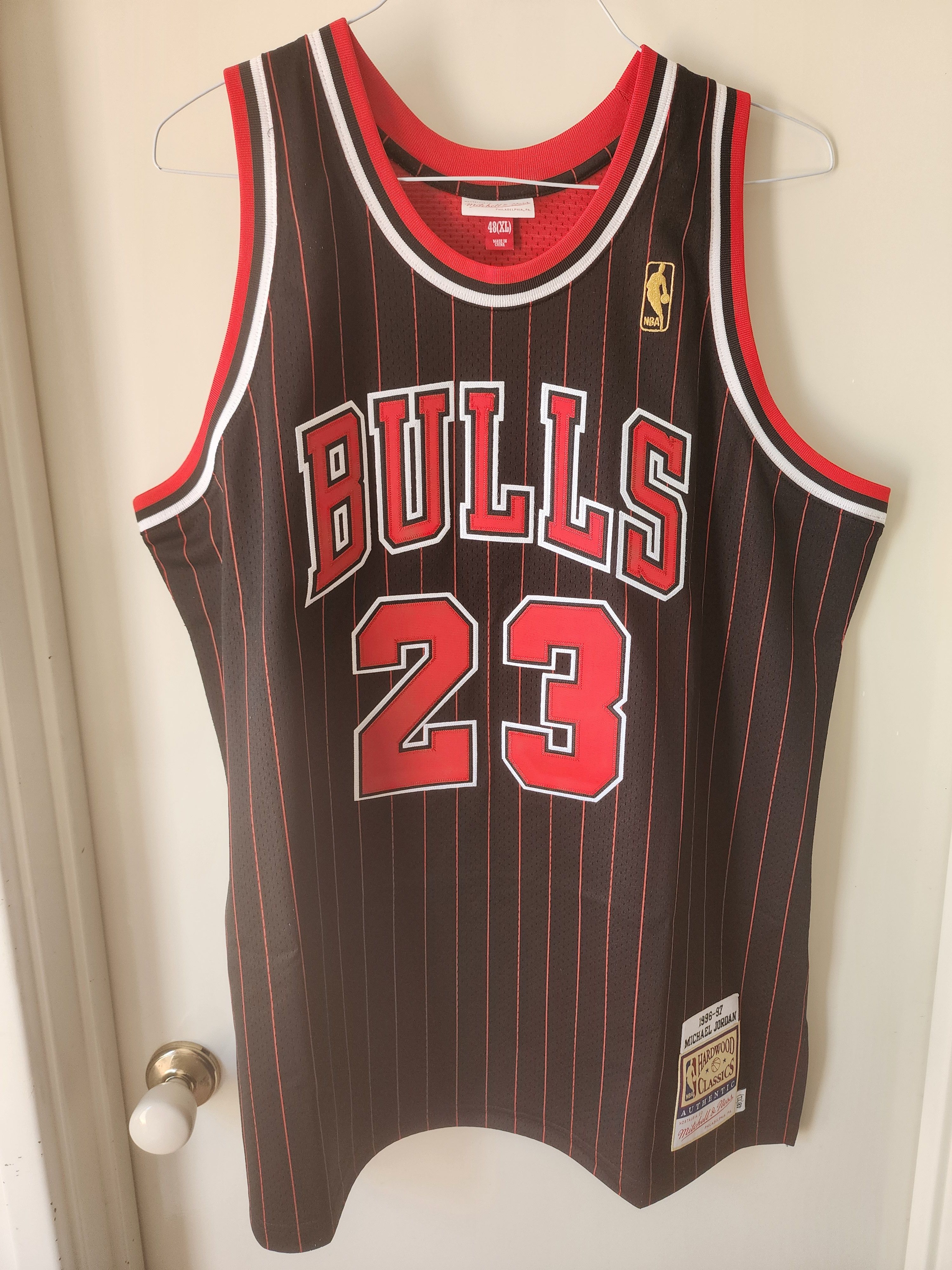 Mitchell & Ness Michael Jordan Bulls '96-'97 Mitchell & Ness NBA Jersey Size US XL / EU 56 / 4 - 1 Thumbnail