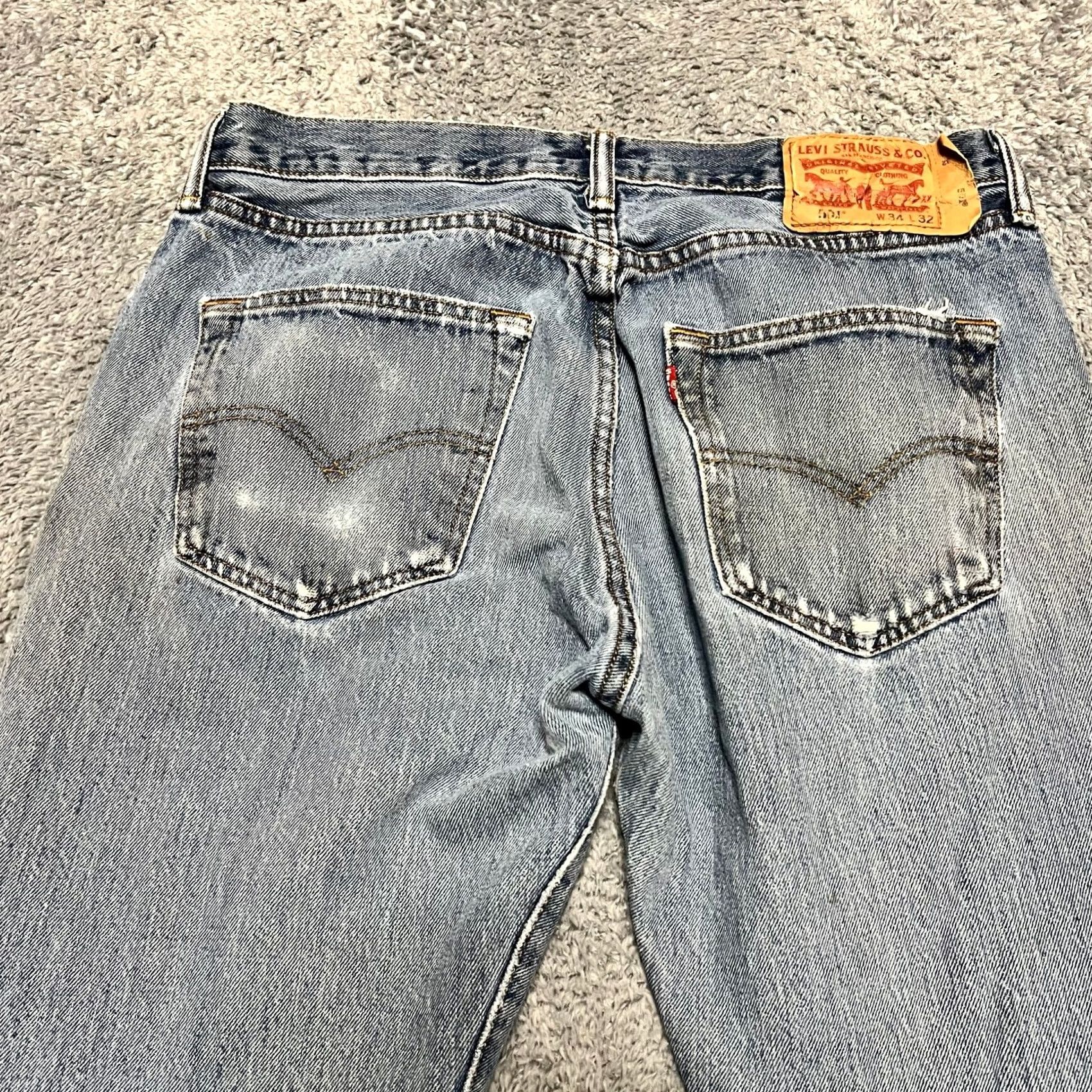 Levi's 1. Specificity: The title is more specific about size and style Size US 34 / EU 50 - 2 Thumbnail
