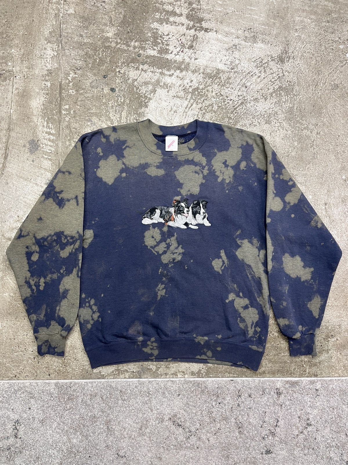 Native × Vintage CUTE DOGS EMBROIDERED CUSTOM BLEACHED SWEATSHIRT - № 1293 Size US L / EU 52-54 / 3 - 1 Thumbnail
