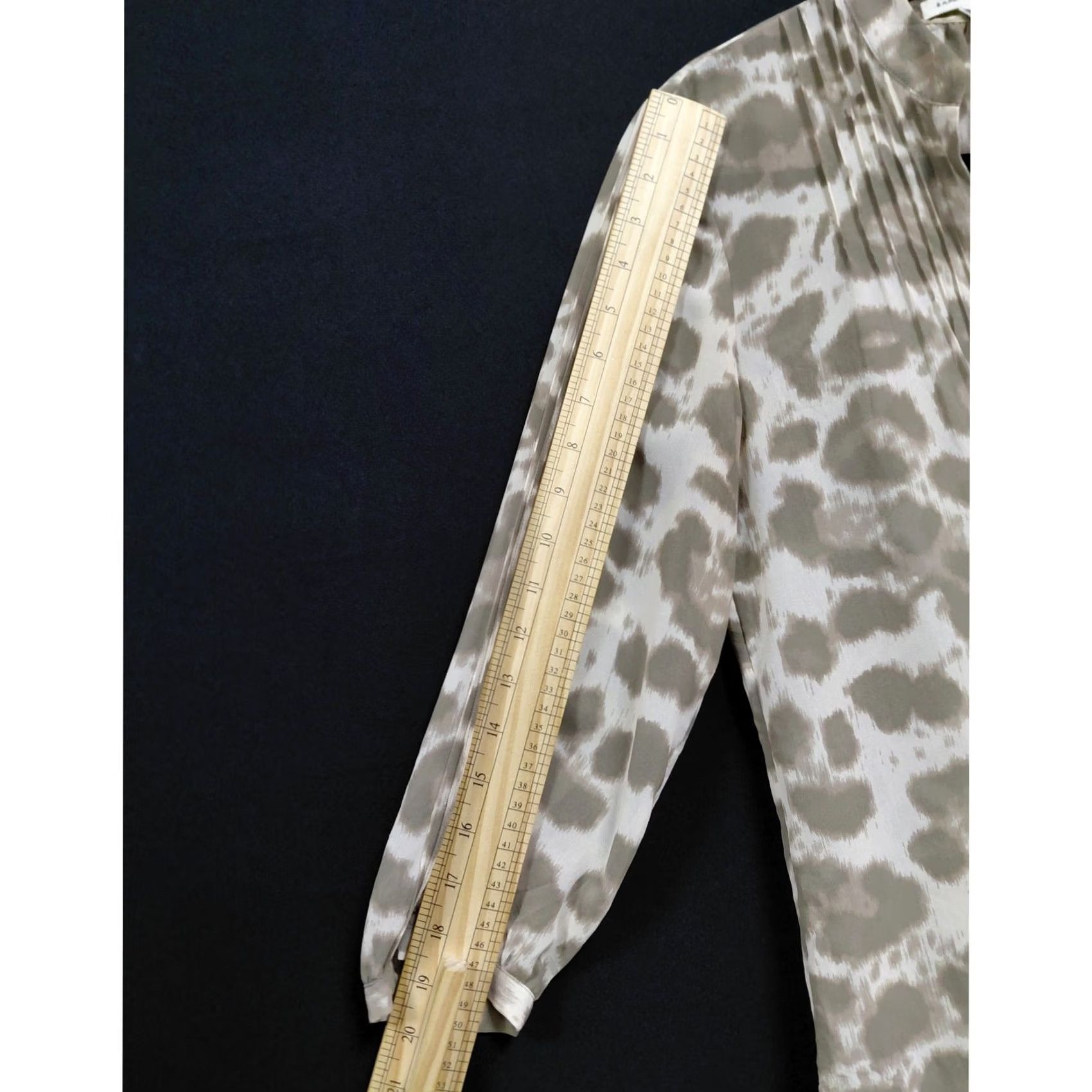 Banana Republic BANANA REPUBLIC Leopard Print Blouse 3/4 Sleeve Women Size S Gray Polyester Dry Clean Only Shirt Blouse Womens Size S / US 4 / IT 40 - 8 Thumbnail