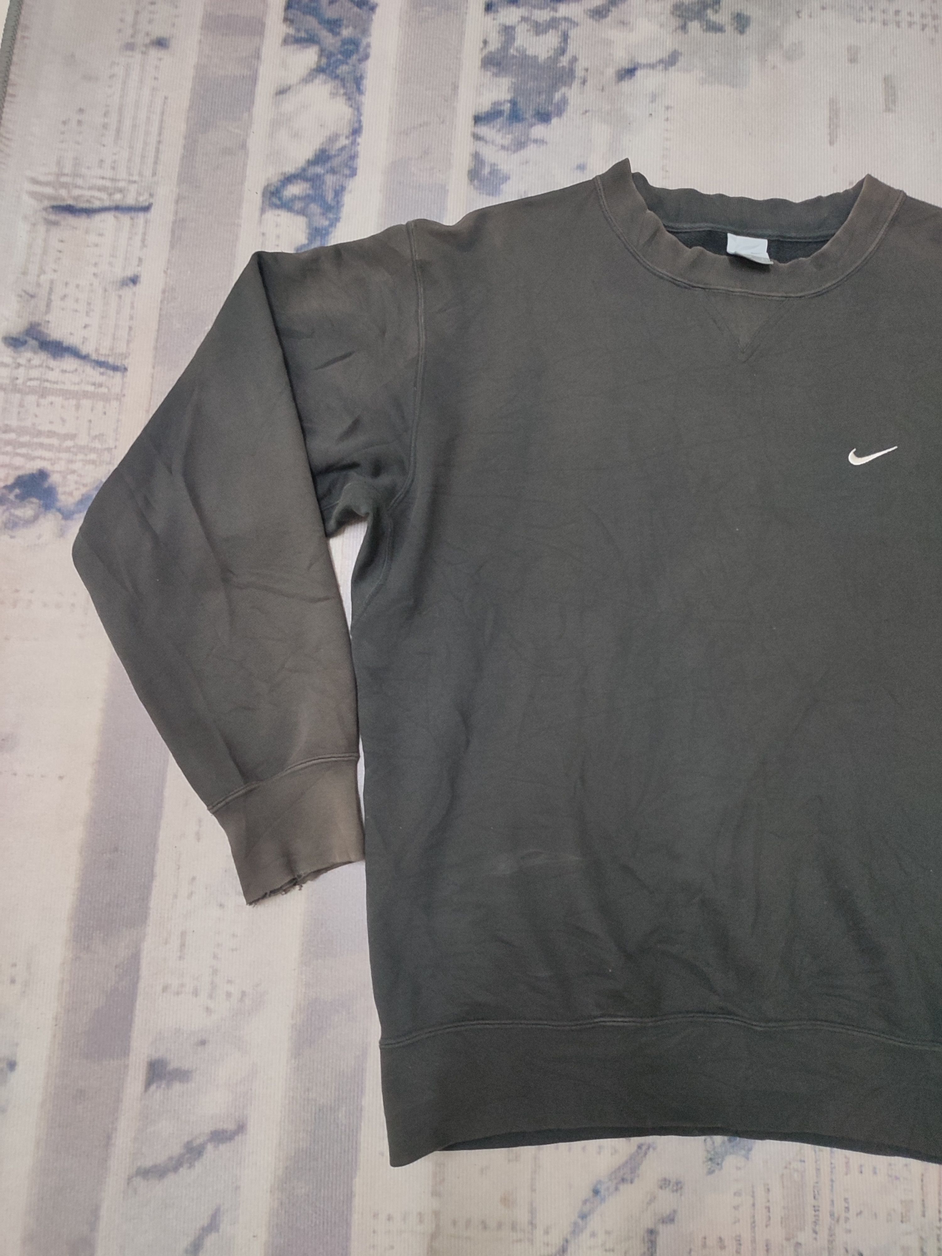 Nike CRAZY THRASHED NIKE Y2K SMALL LOGO SWEATSHIRTS RARE Size US L / EU 52-54 / 3 - 3 Thumbnail