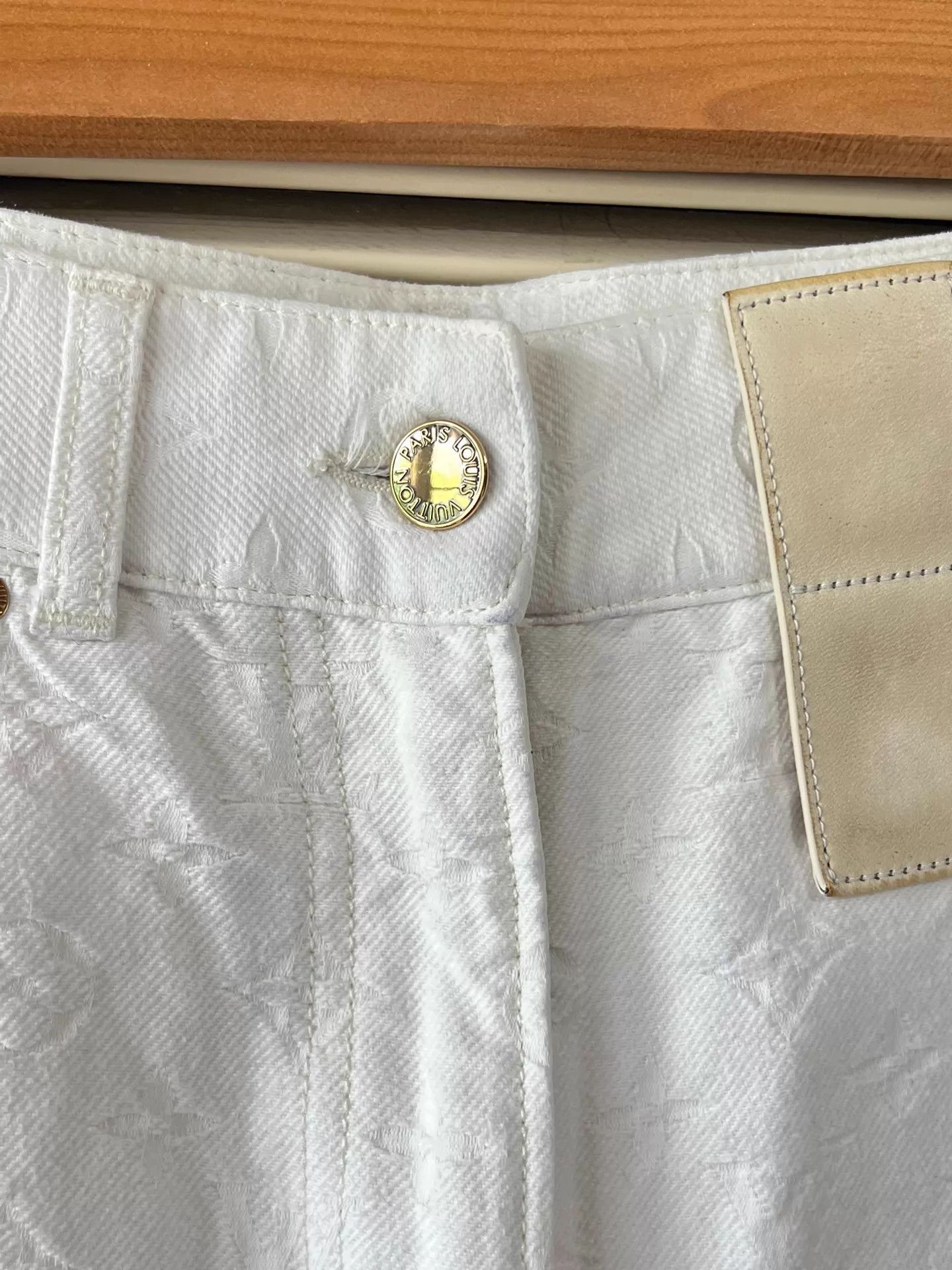 Louis Vuitton Louis Vuitton White All Over Logo Shorts Size 36 Like New Size 26" / US 2 / IT 38 - 4 Thumbnail