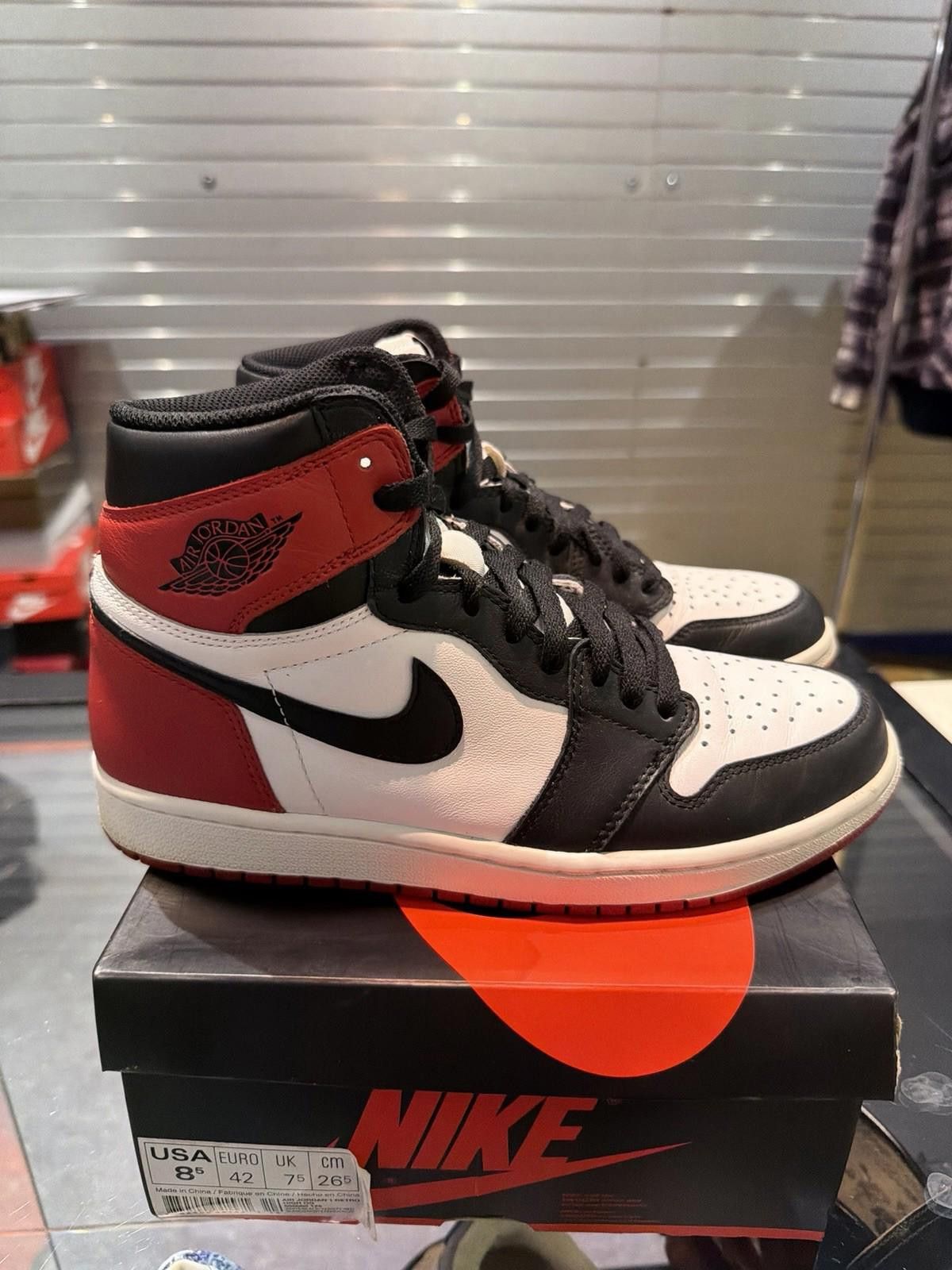 Jordan Brand Nike Air Jordan 1 Retro Black Toe Leather US 8.5 Men's Size US 8.5 / EU 41-42 - 3 Thumbnail