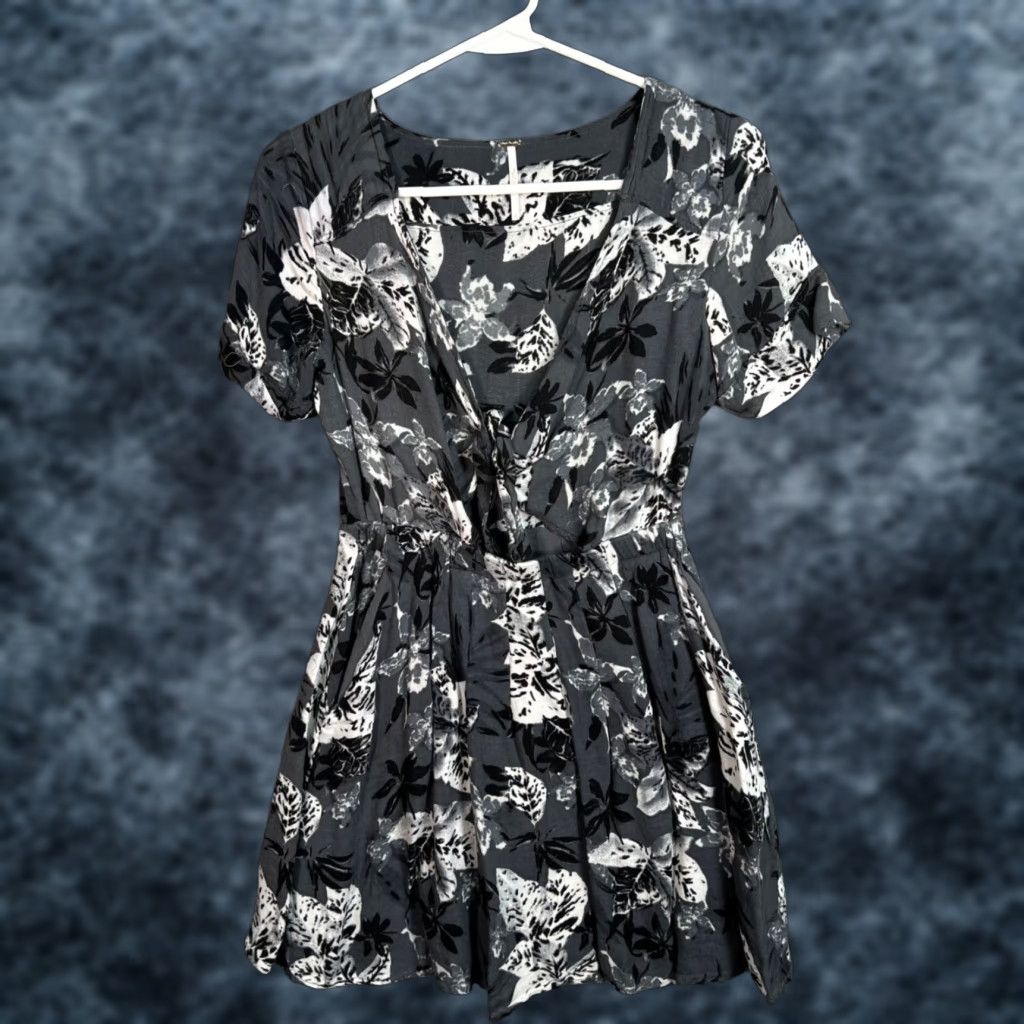 Free People Free People Dress Shirt Womens Small Grey Floral V-Neck A-Line Short Sleeve 2 8/10 Spring Summer Women’s Size 26" / US 2 / IT 38 - 1 Thumbnail