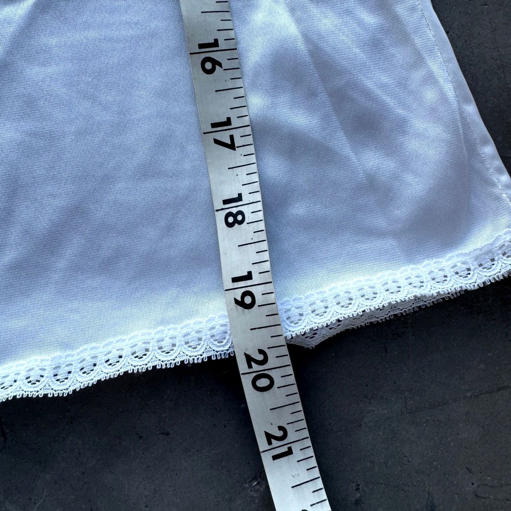 Vintage VINTAGE Vanity Fair Camisole Tank White S Lace Trim Adjustable Strap Lightweight Women's Tank Top S Women Size S / US 4 / IT 40 - 5 Thumbnail