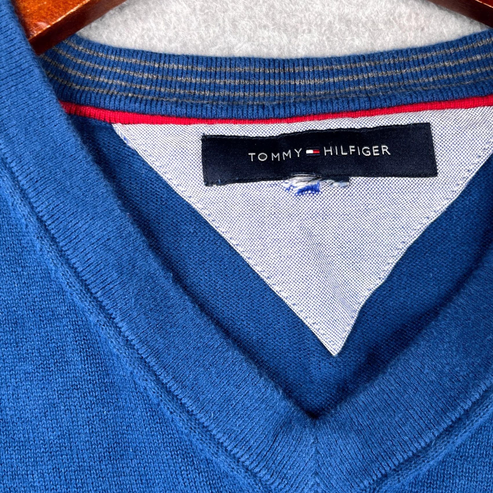 Tommy Hilfiger Tommy Hilfiger Seater Vest Mens Medium Blue Embroidered Logo V-Neck Preppy Vest Sweater Men Regular Fit Knit Cotton Sleeveless Short Sleeve? Size US M / EU 48-50 / 2 - 3 Thumbnail