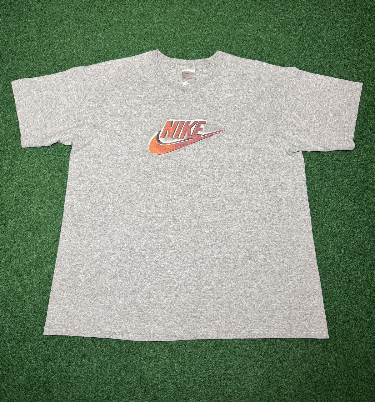 Nike Nike Y2K Gradient Center Swoosh XL Skater Hip Hop T Shirt Size US XL / EU 56 / 4 - 1 Thumbnail